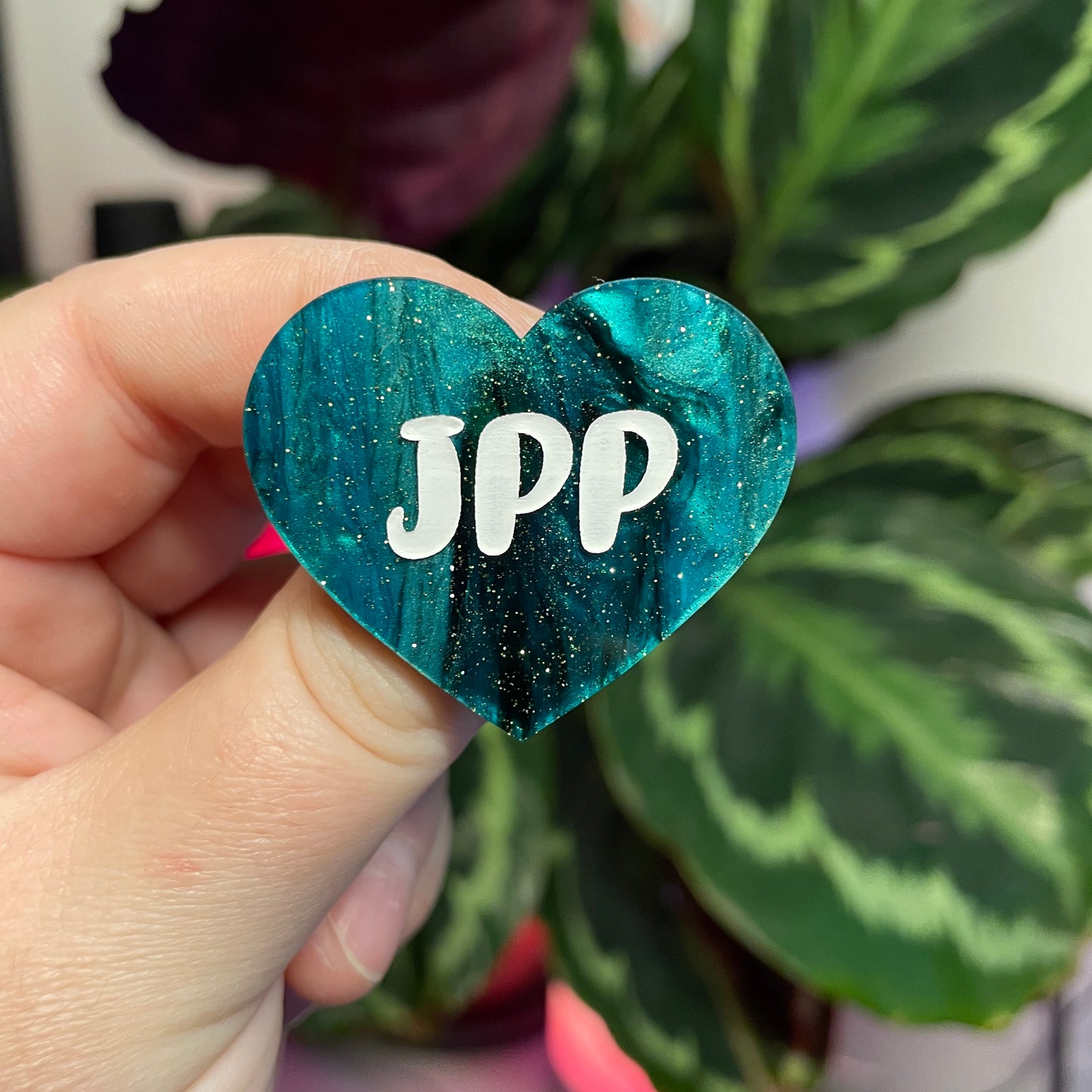 Broche "JPP" en acrylique marbrée verte et noire à paillettes