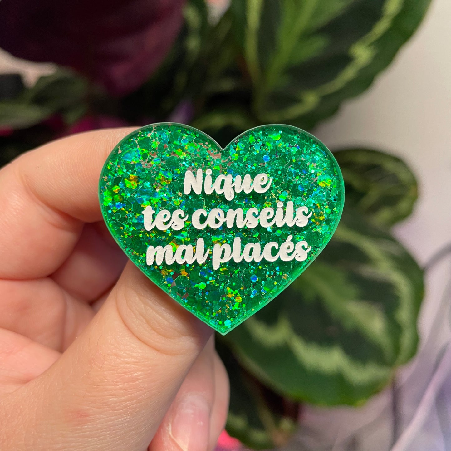 Broche "Nique tes conseils mal placés" en acrylique à paillettes vertes