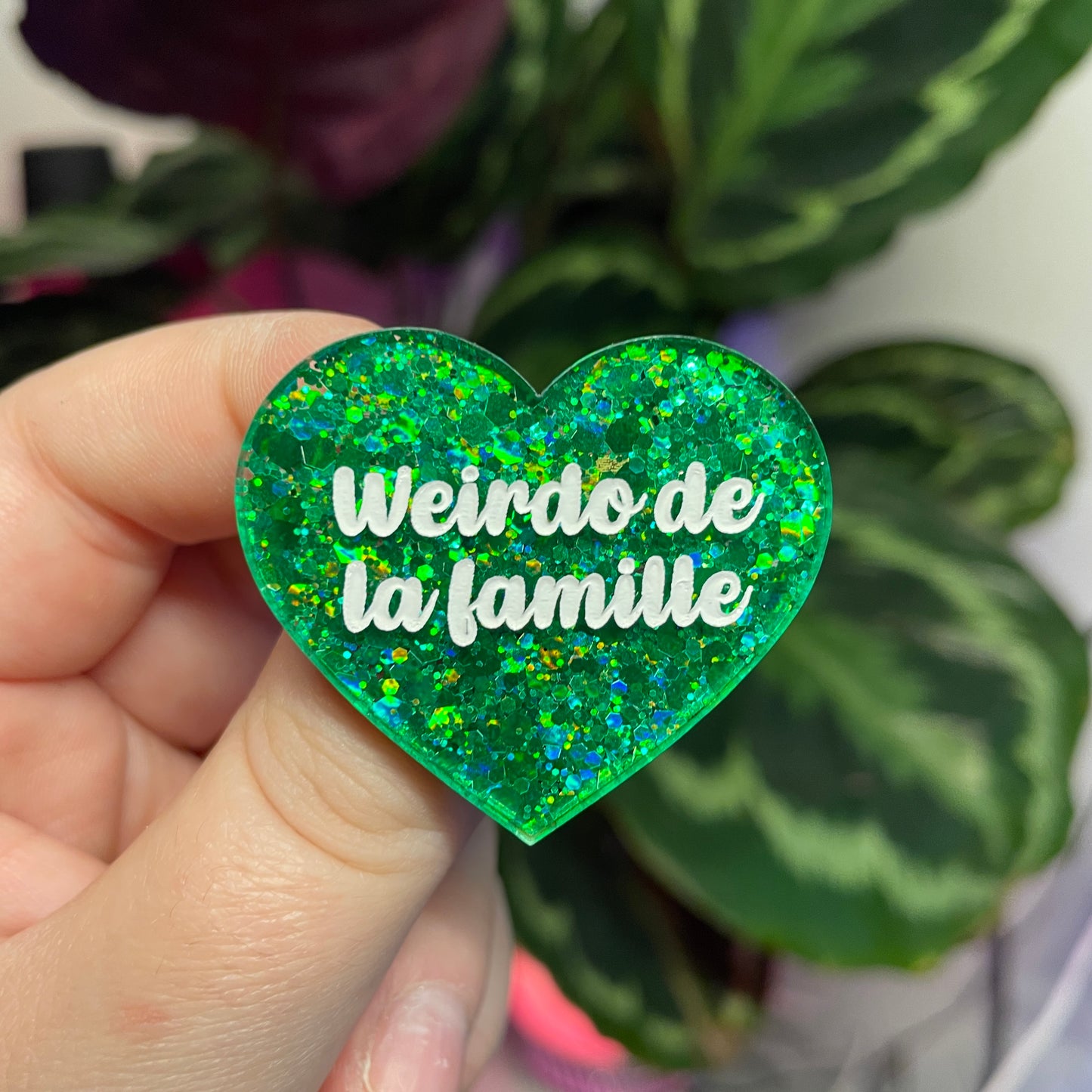 Broche "Weirdo de la famille" en acrylique à paillettes vertes