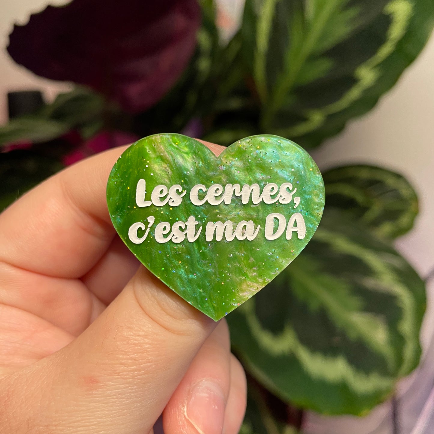 Broche "Les cernes c'est ma DA" en acrylique marbrée verte à paillettes