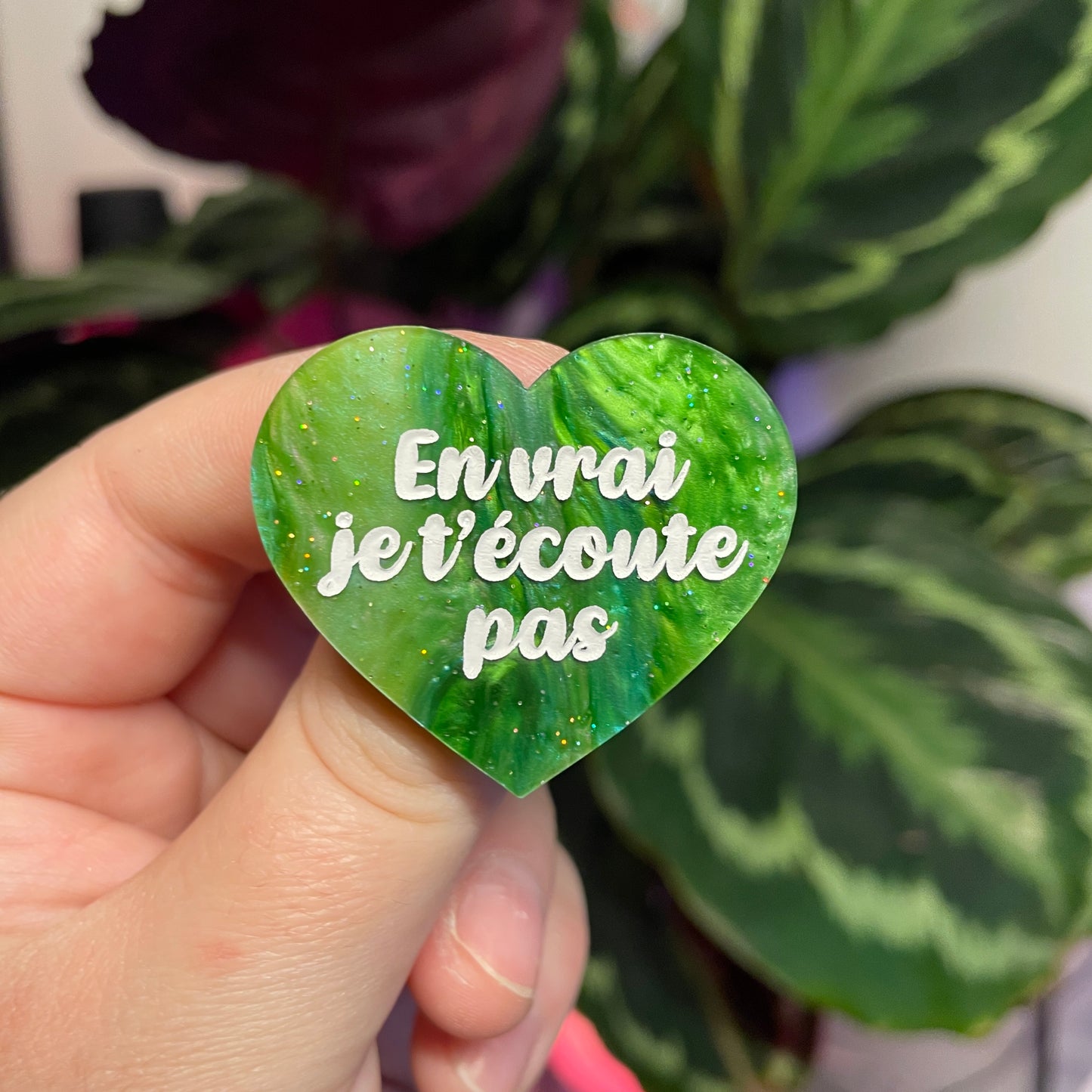 Broche "En vrai je t'écoute pas" en acrylique marbrée verte à paillettes