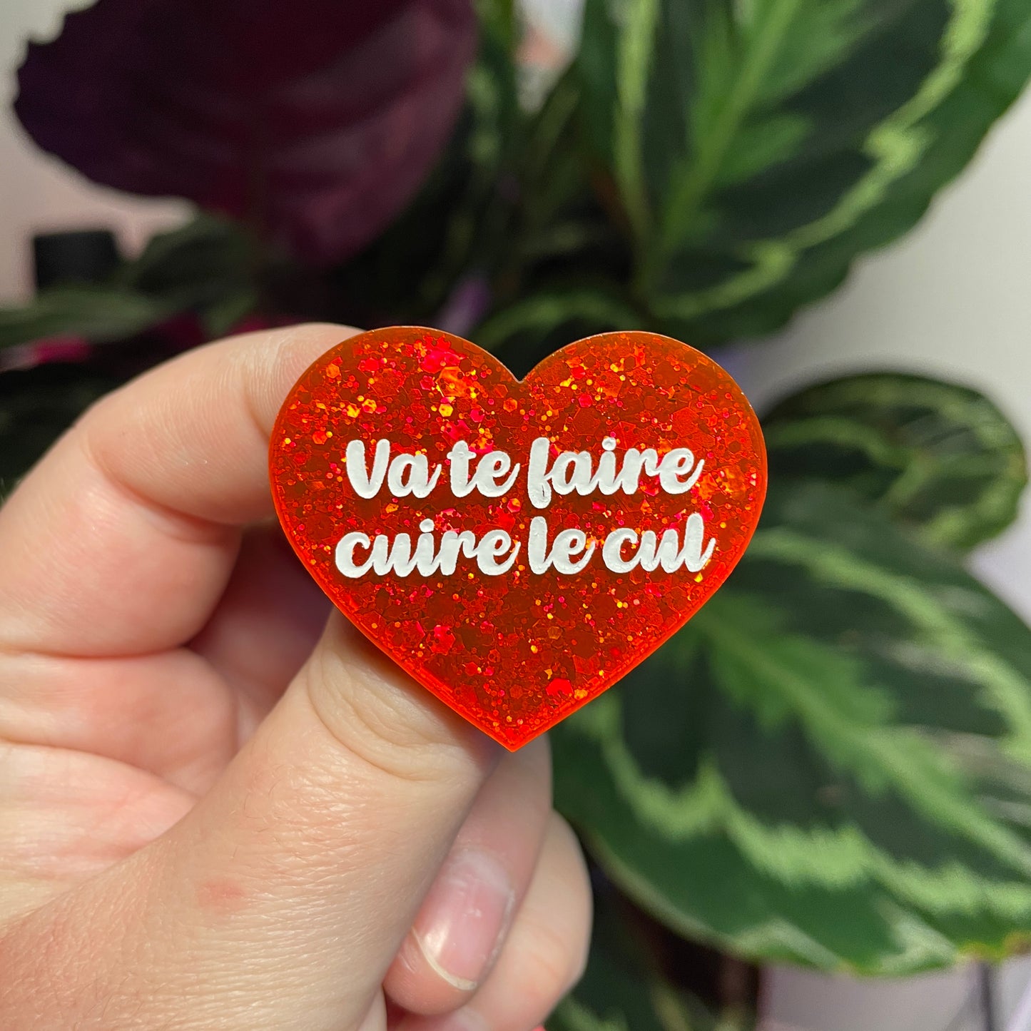 Broche "Va te faire cuire le cul" en acrylique à paillettes oranges