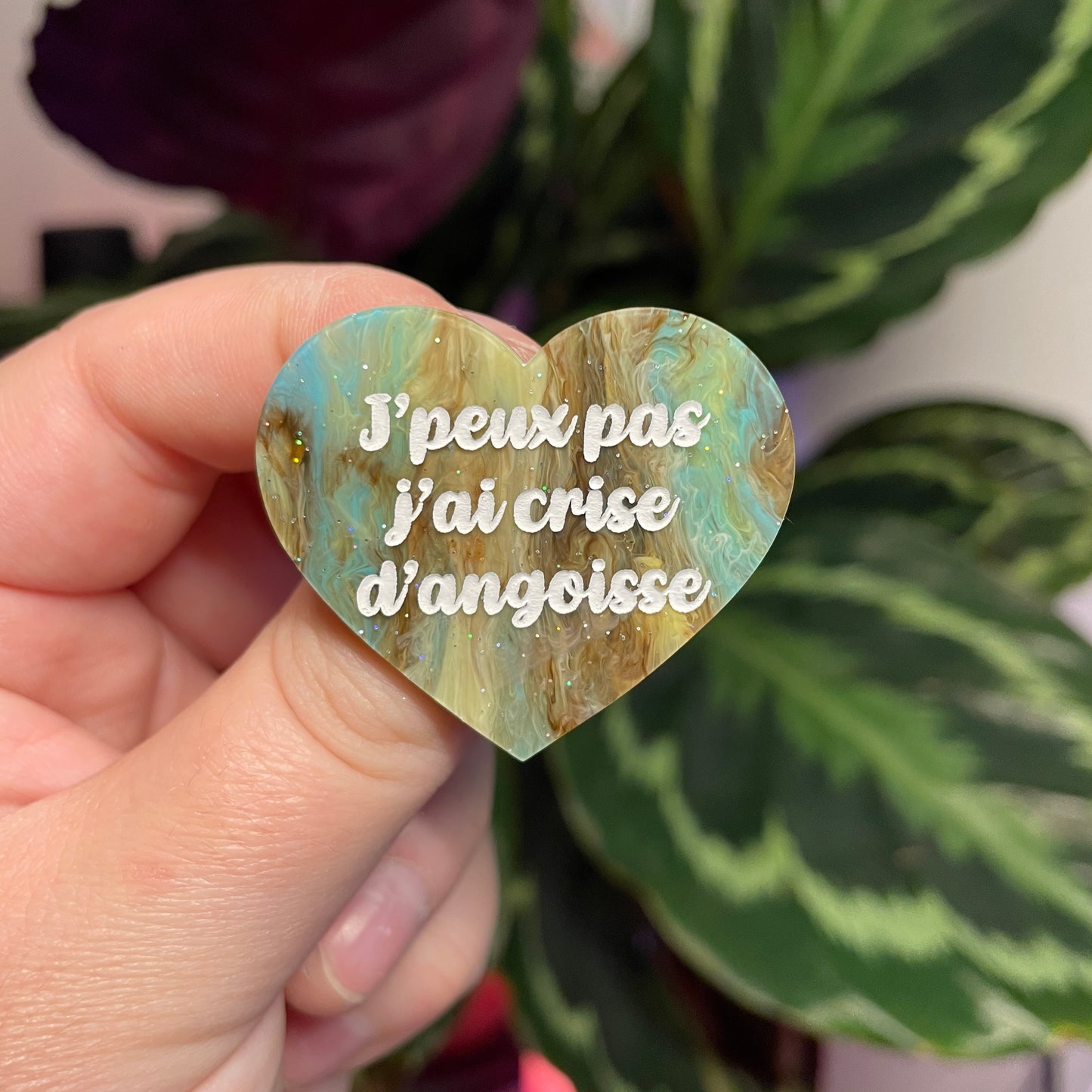 Broche "J'peux pas j'ai crise d'angoisse" en acrylique marbrée bleue et marron