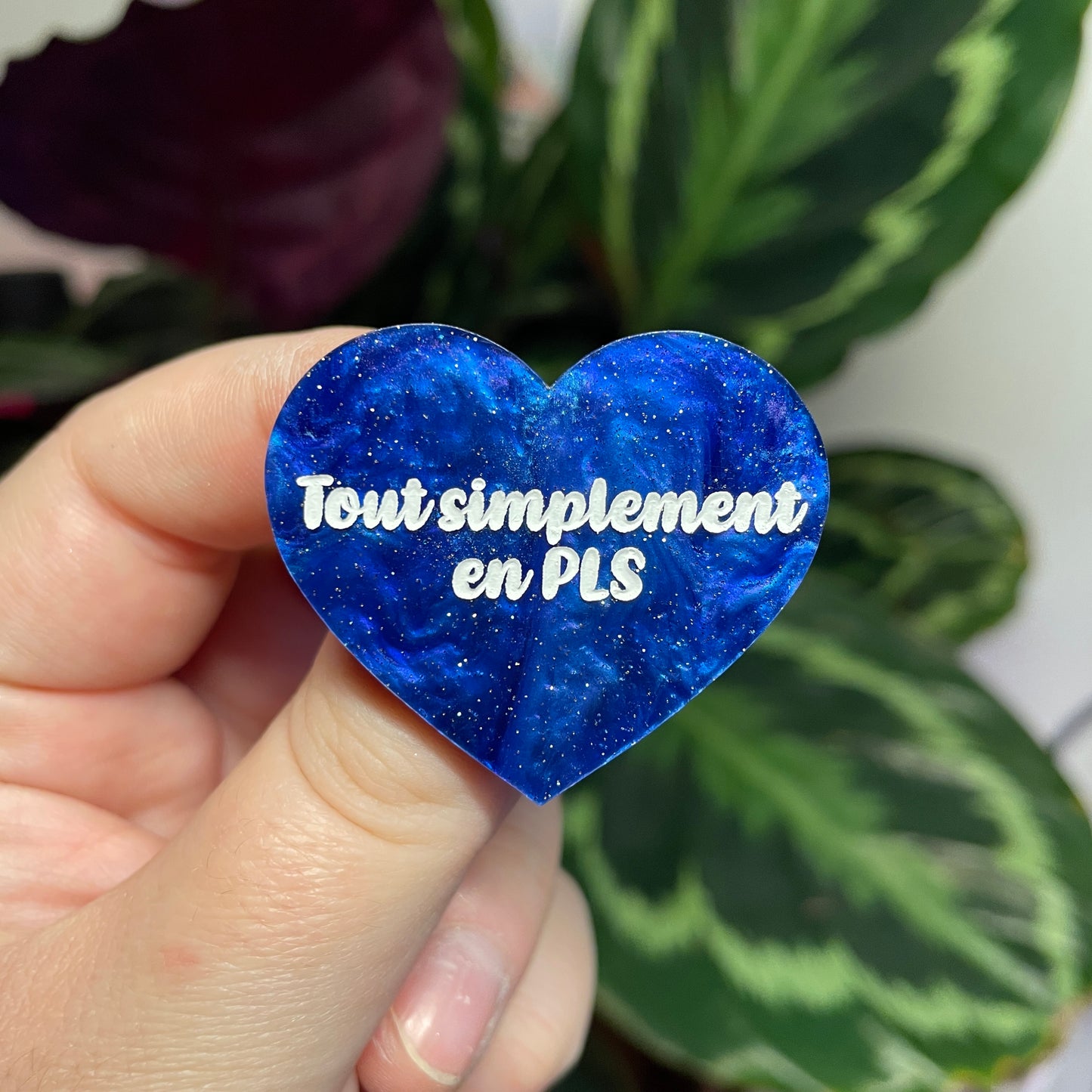 Broche "Tout simplement en PLS" en acrylique marbrée bleue à paillettes