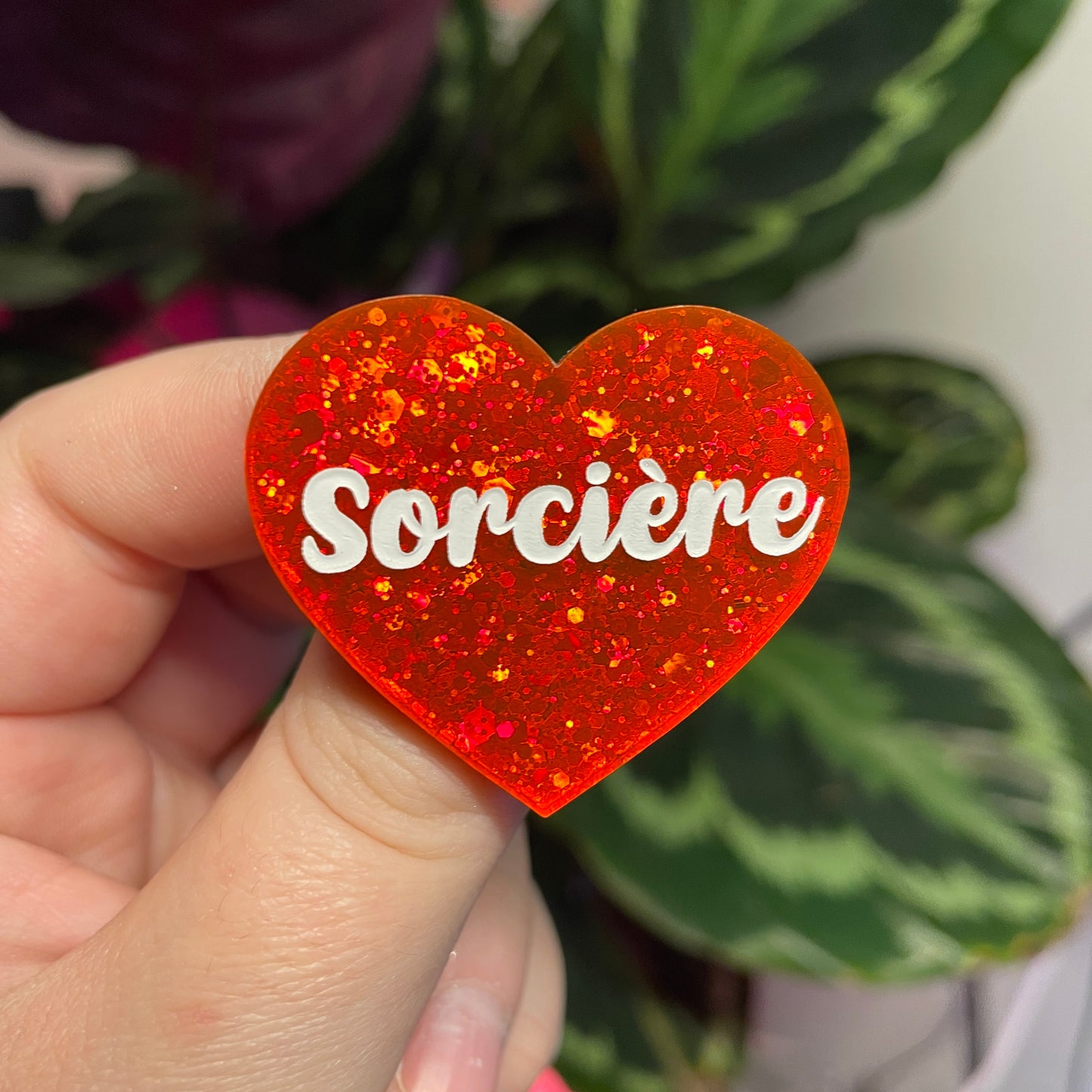 Broche "Sorcière" en acrylique à paillettes oranges
