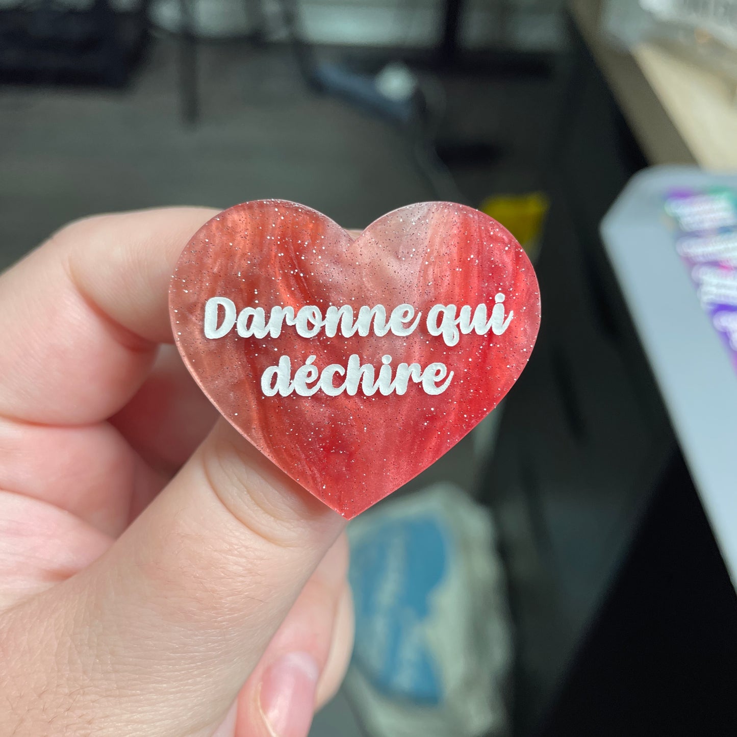 Broche "Daronne qui déchire" en acrylique marbrée rouge, marron et blanche à paillettes