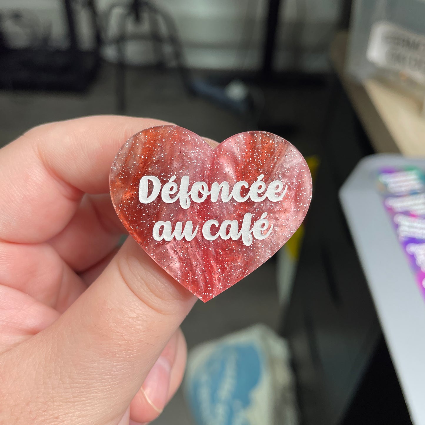 Broche "Défoncée au café" en acrylique marbrée blanche, rouge et marron à paillettes