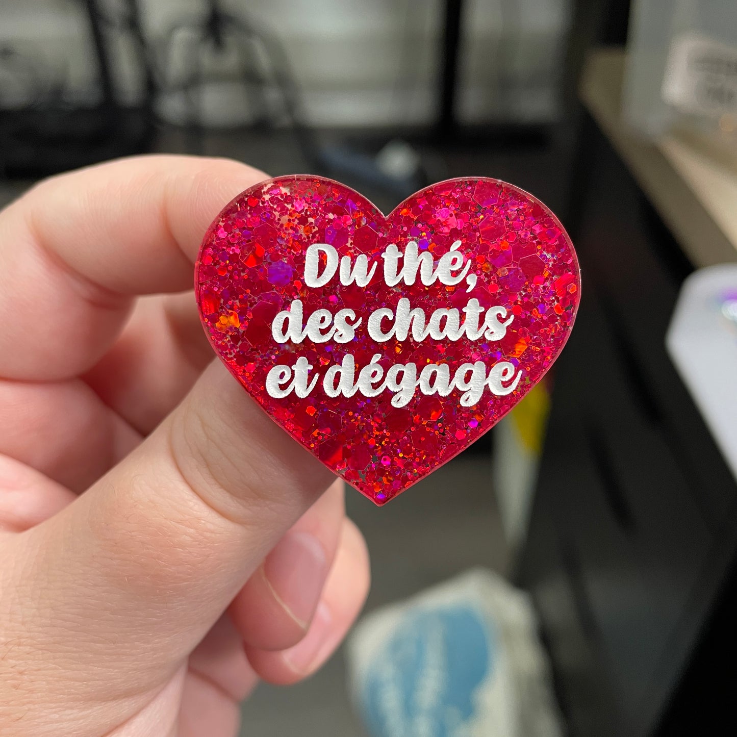 Broche "Du thé, des chats et dégage" en acrylique à paillettes rouges