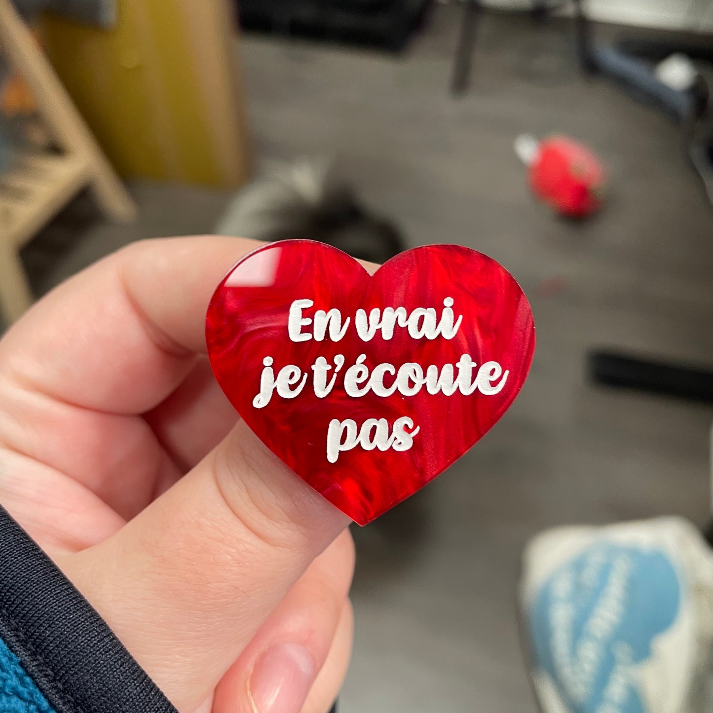 Broche "En vrai je t'écoute pas" en acrylique marbrée rouge