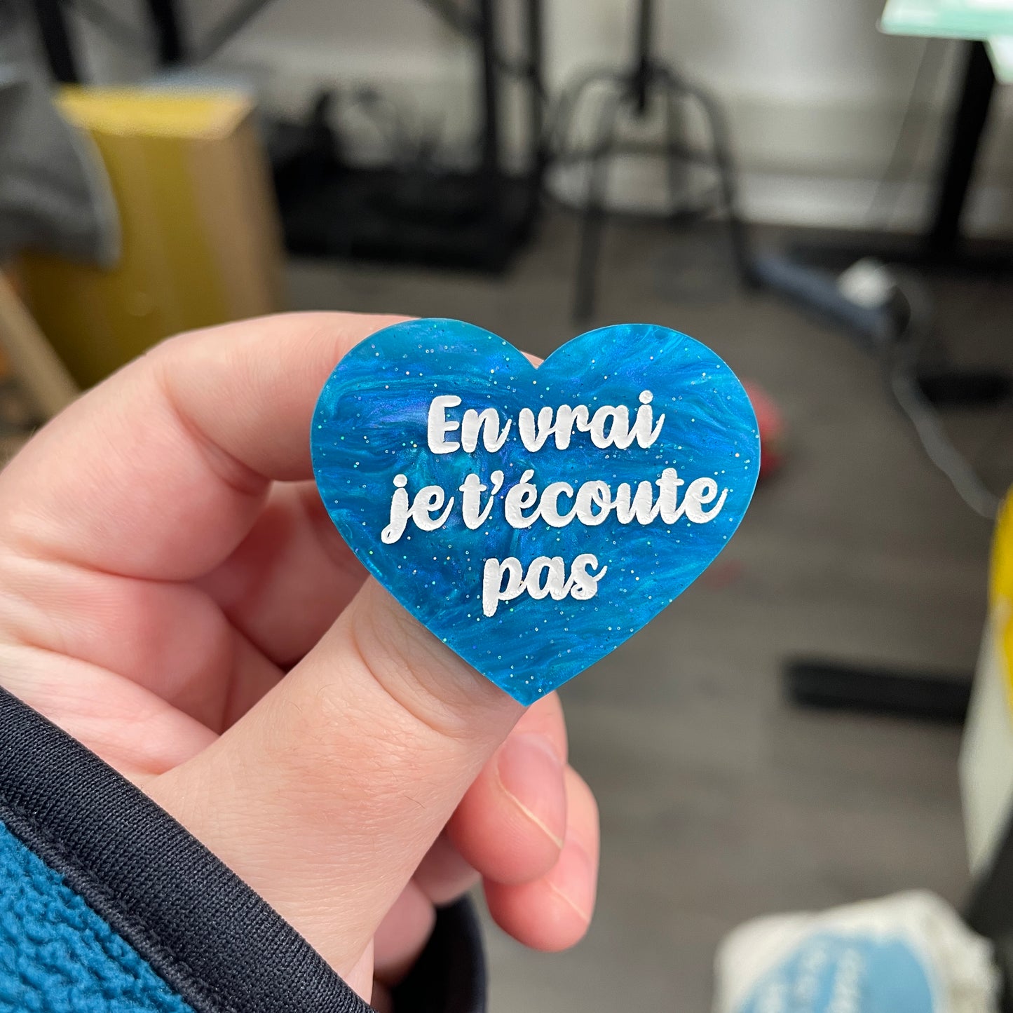 Broche "En vrai je t'écoute pas" en acrylique marbrée bleue à paillettes