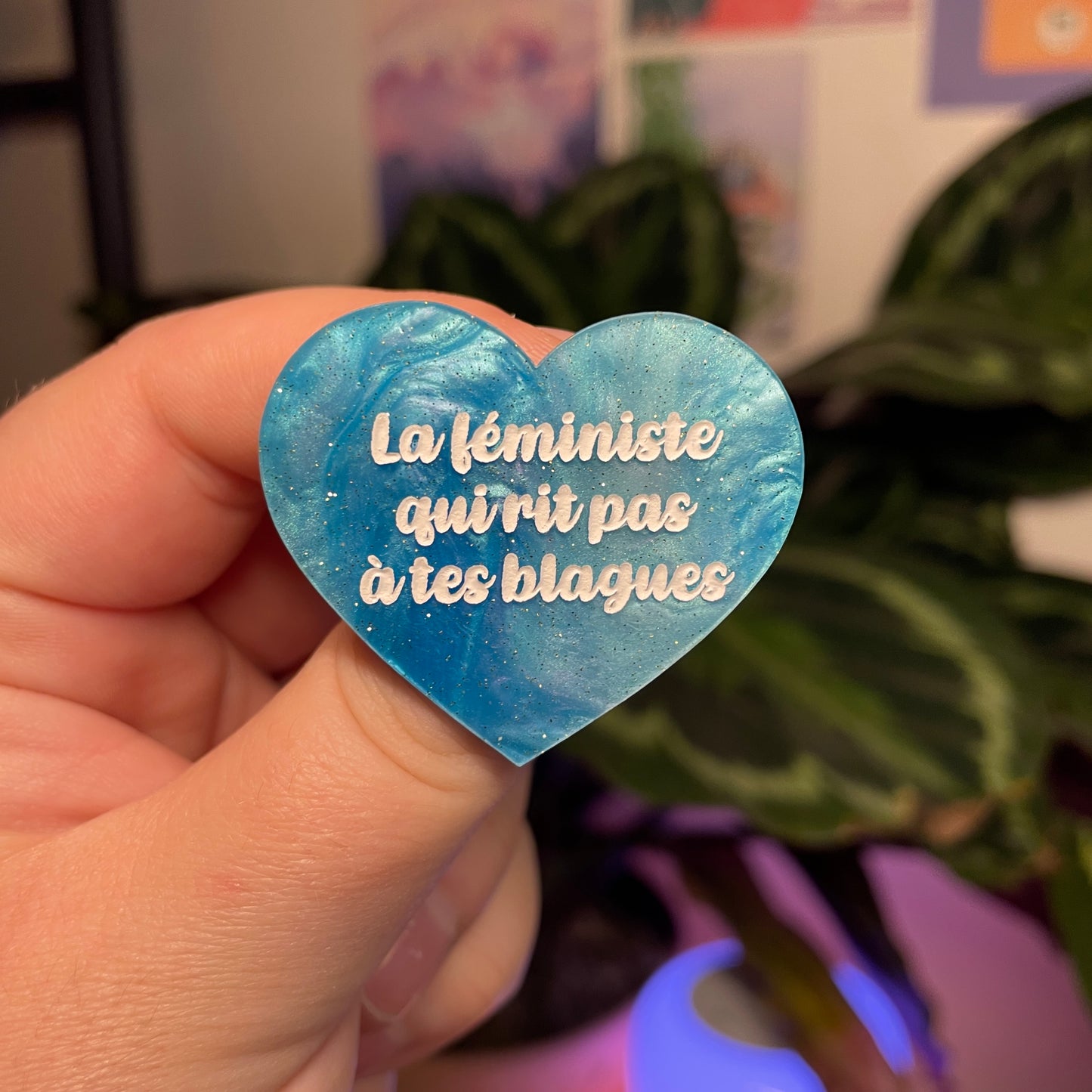 Broche "La féministe qui rit pas à tes blagues" en acrylique marbrée bleue à paillettes