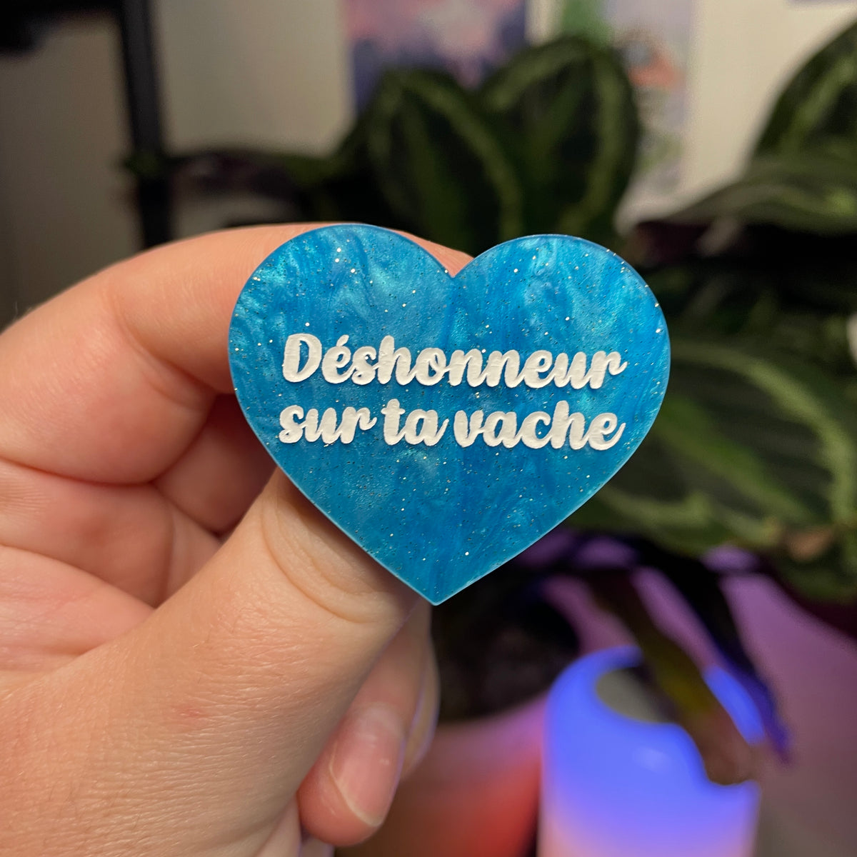 Broche "Déshonneur sur ta vache" en acrylique marbrée bleue à paillettes
