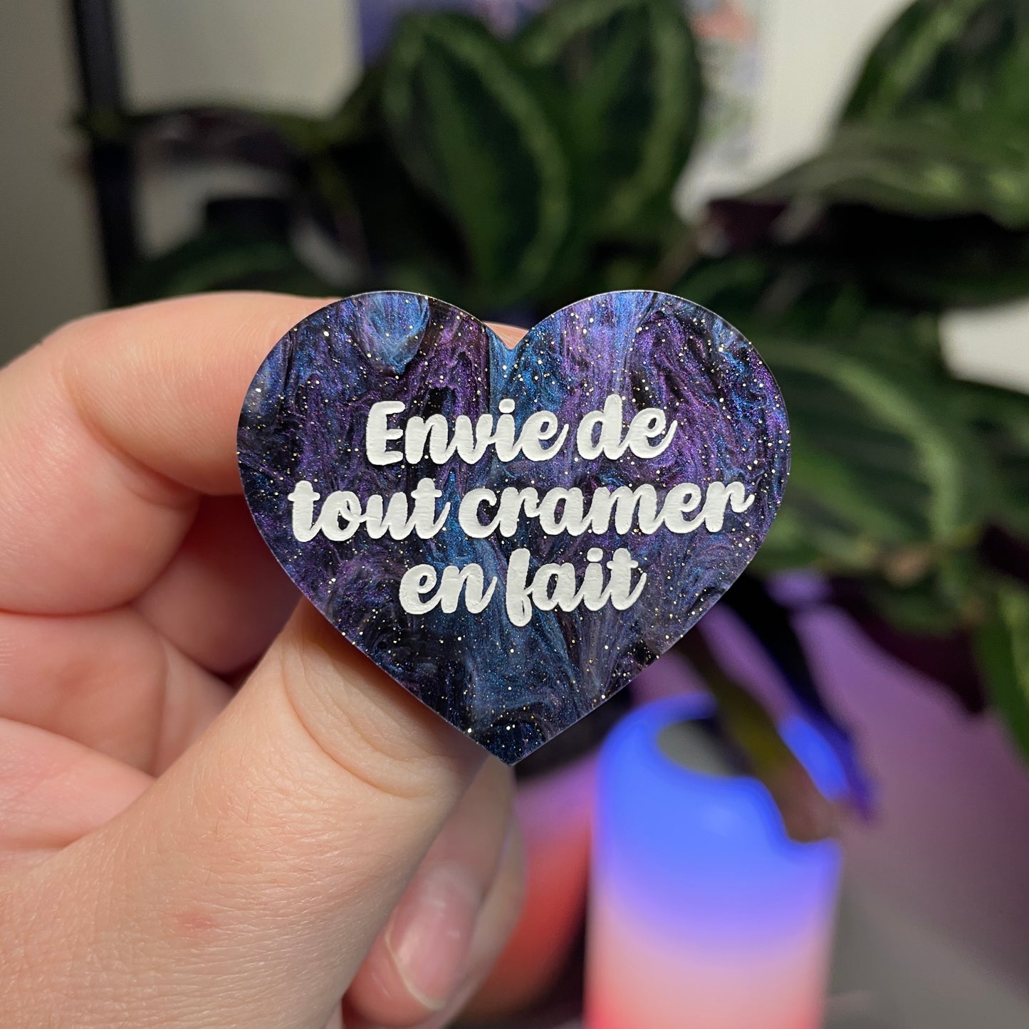 Broche "Envie de tout cramer en fait" en acrylique marbrée bleue, noire et violette à paillettes