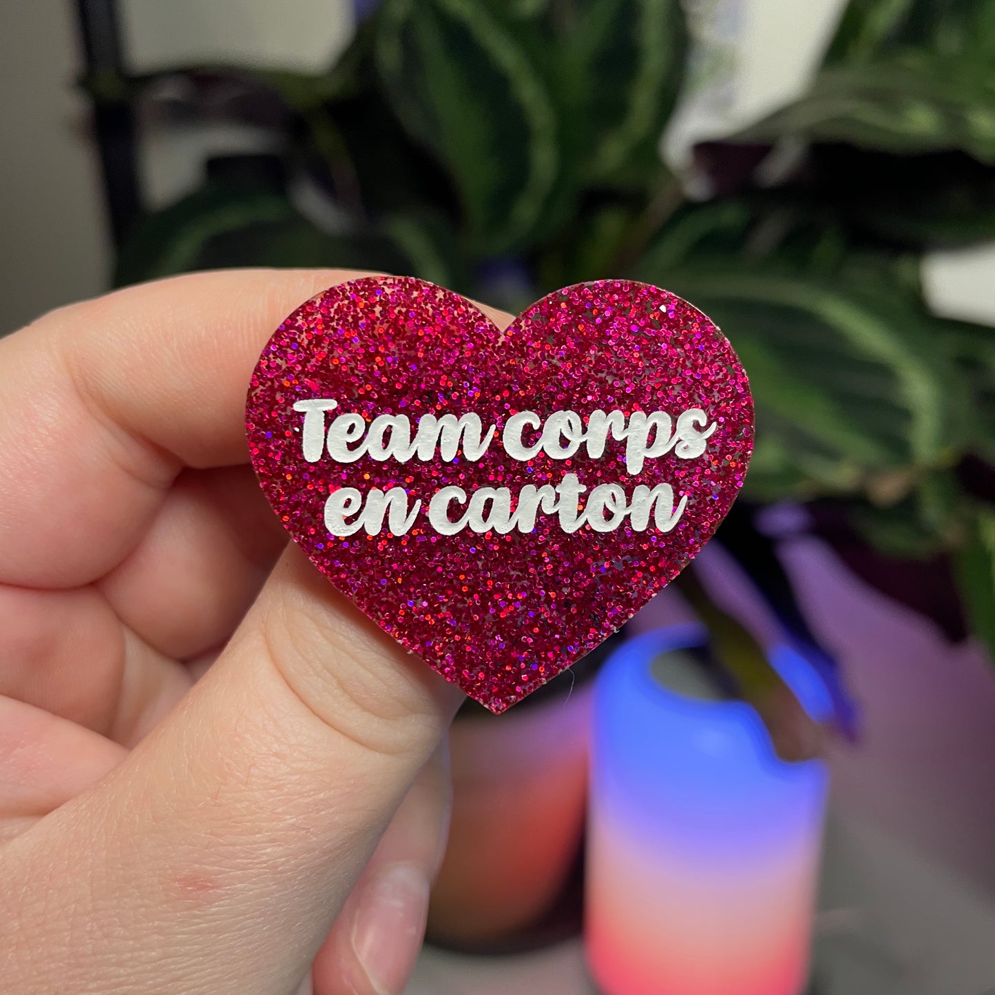 Broche "Team corps en carton" en acrylique à paillettes roses