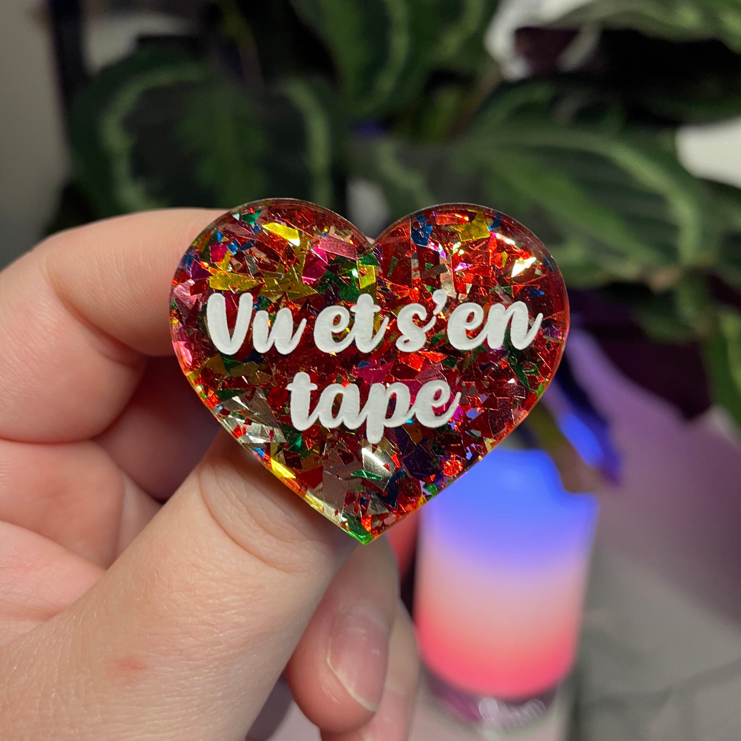 Broche "Vu et s'en tape" en acrylique transparente avec des confettis rouges et multicolores