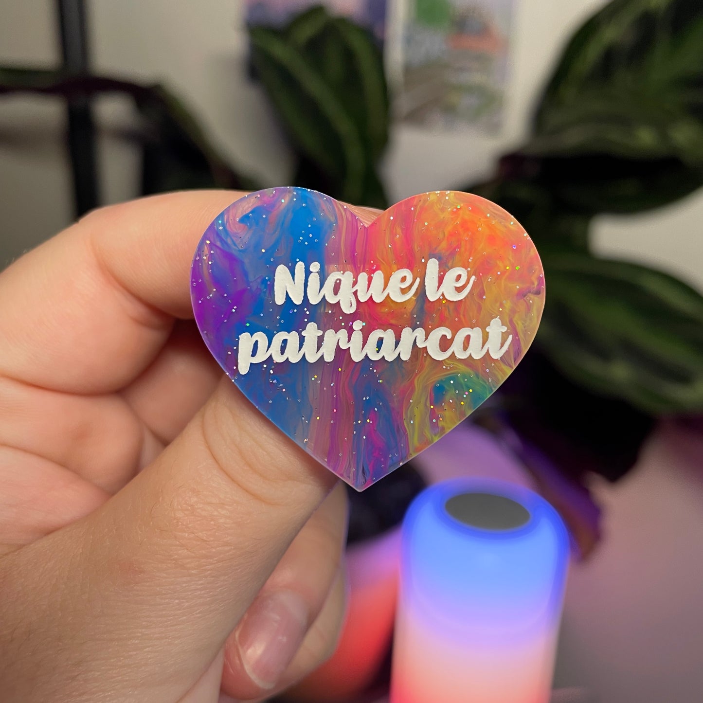 Broche "Nique le patriarcat" en acrylique marbrée multicolore