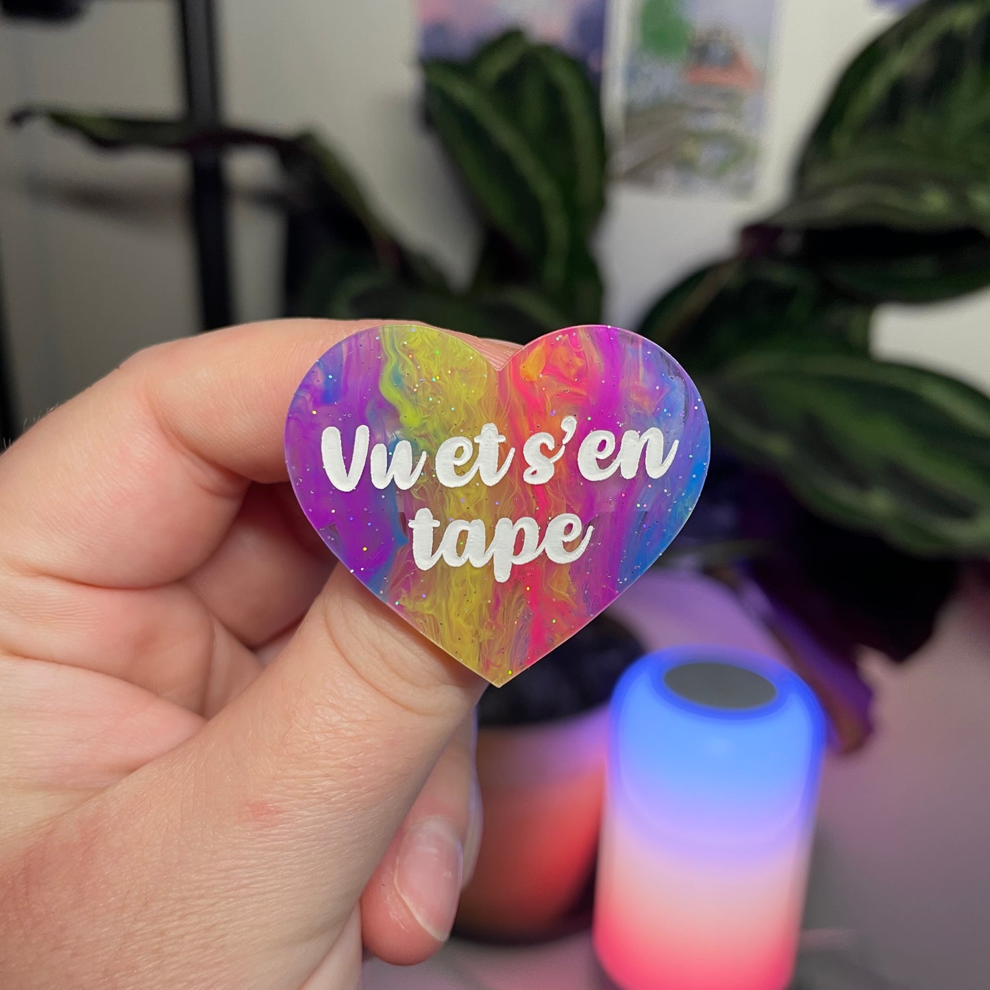 Broche "Vu et s'en tape" en acrylique marbrée multicolore