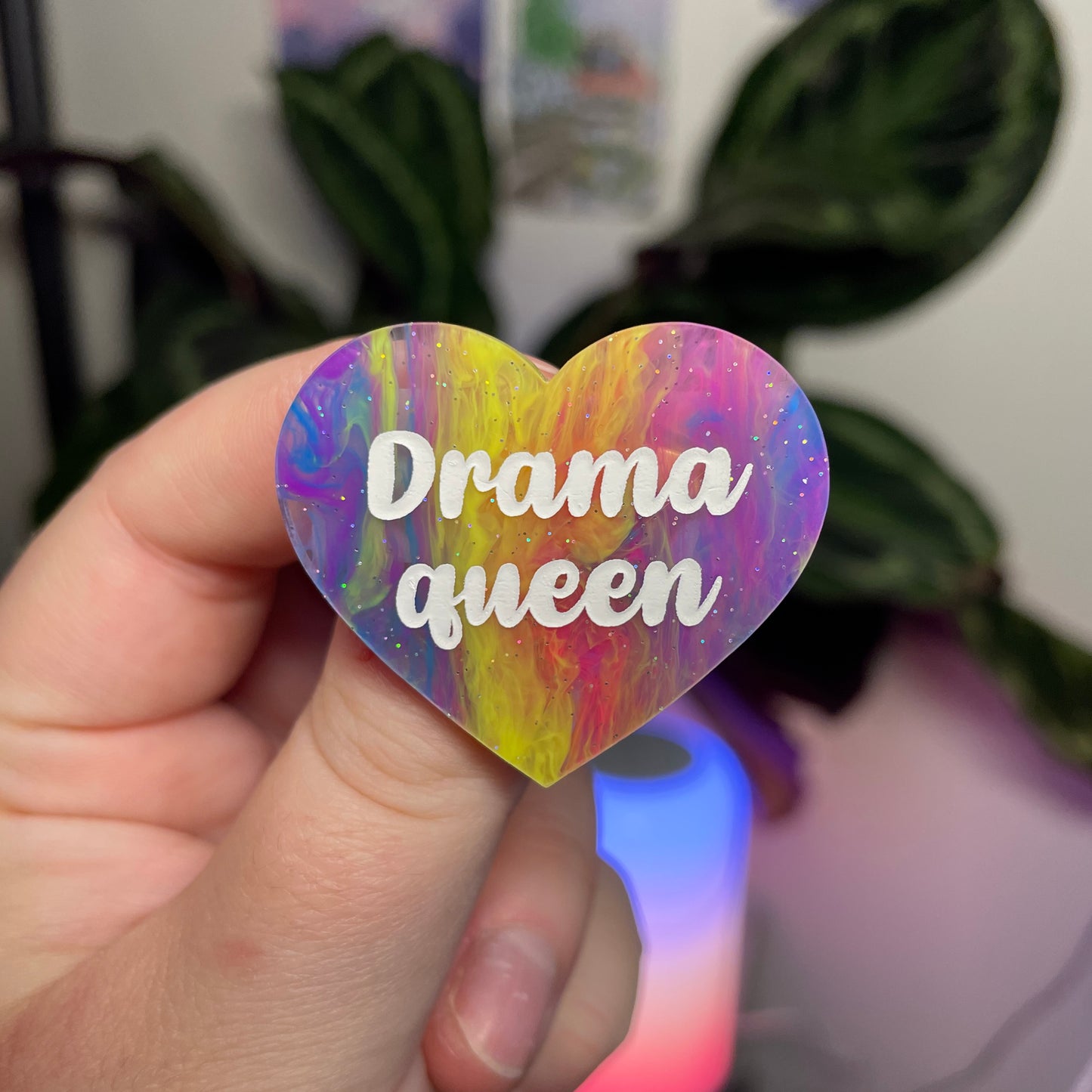 Broche "Drama queen" en acrylique marbrée multicolore