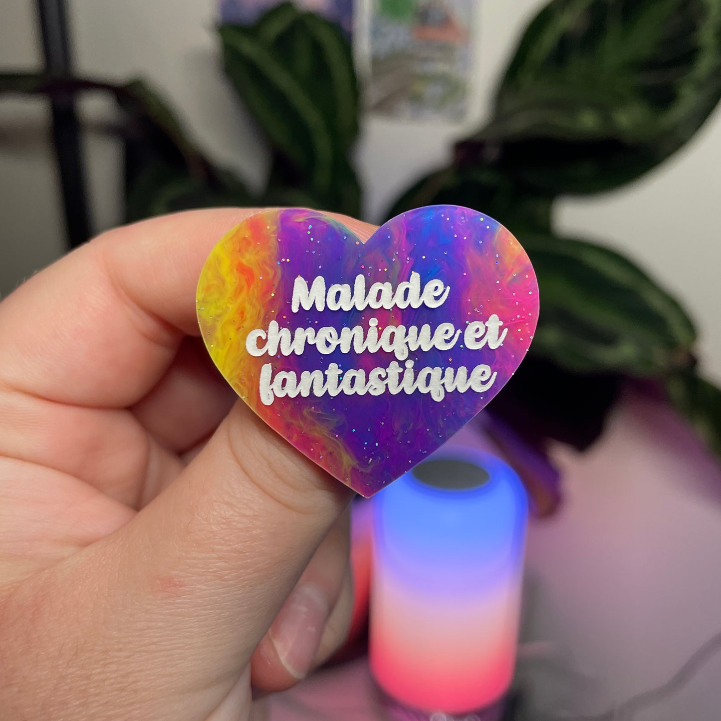 Broche "Malade chronique et fantastique" en acrylique marbrée multicolore