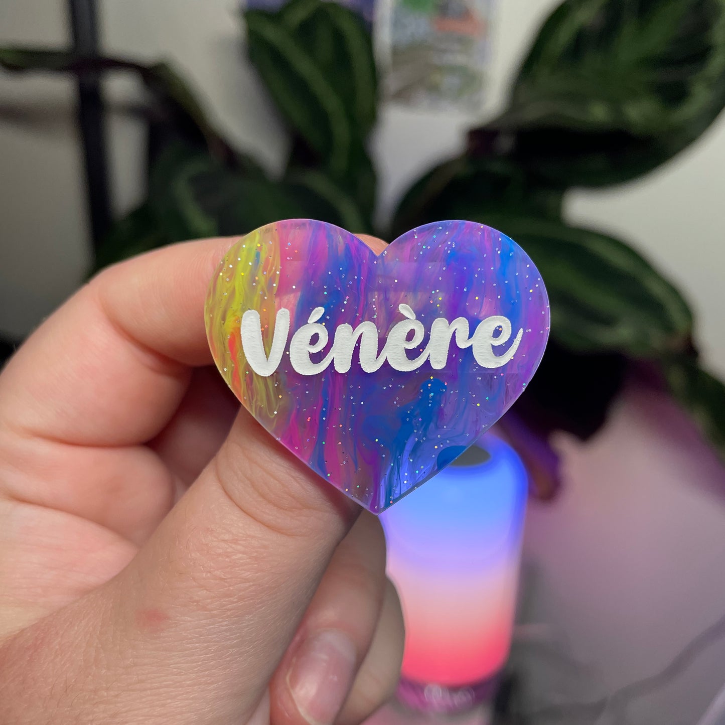 Broche "Vénère" en acrylique marbrée multicolore