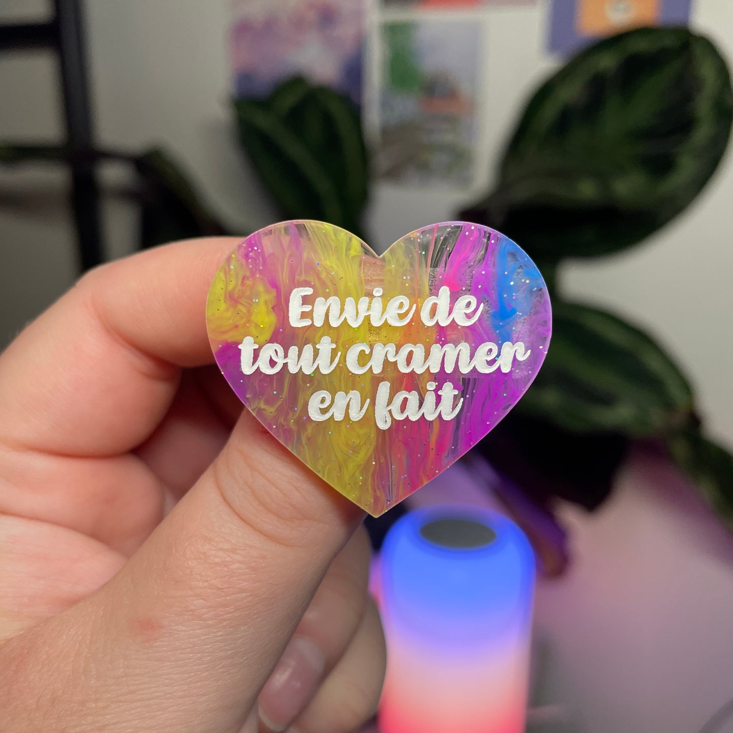 Broche "Envie de tout cramer en fait" en acrylique marbrée multicolore
