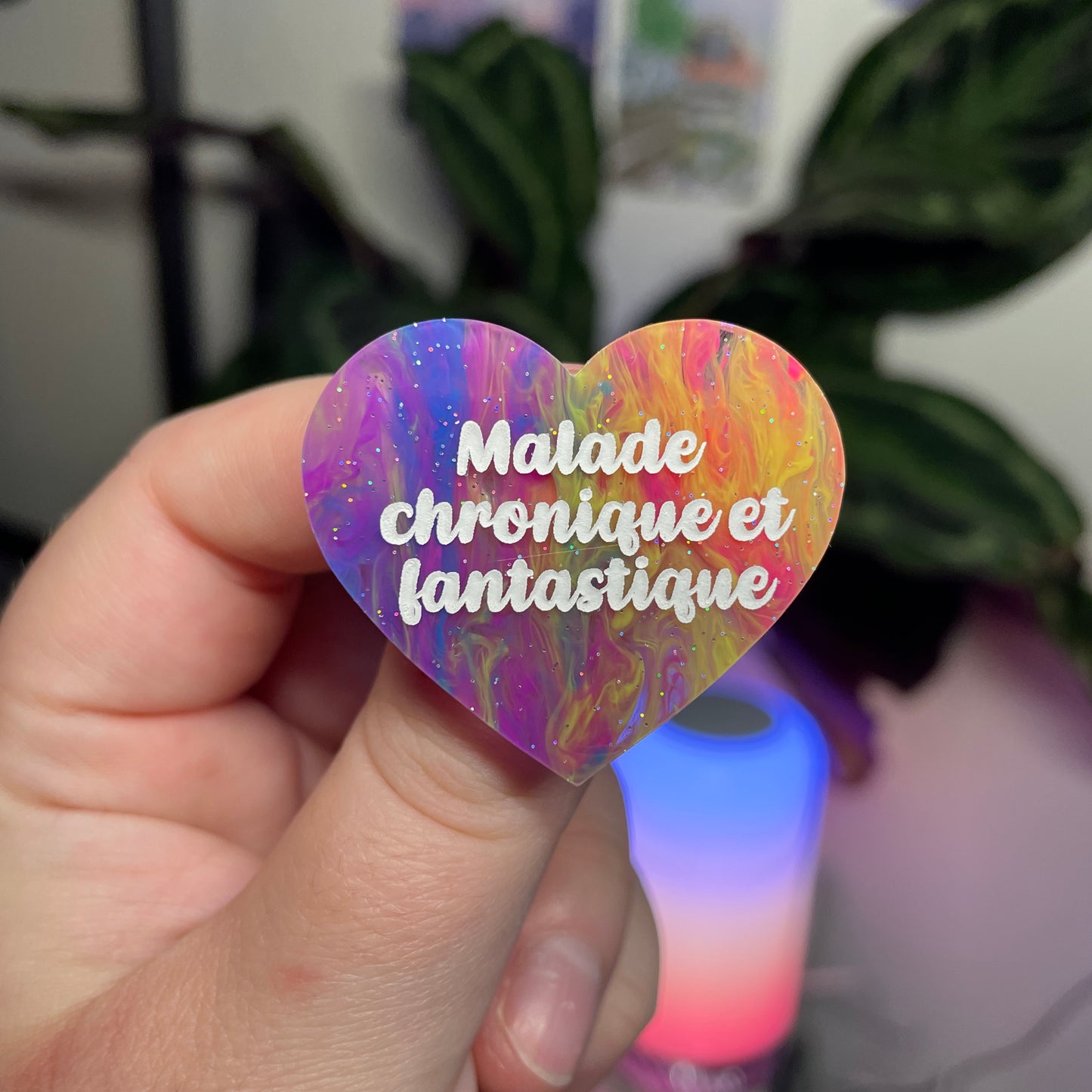 Broche "Malade chronique et fantastique" en acrylique marbrée multicolore