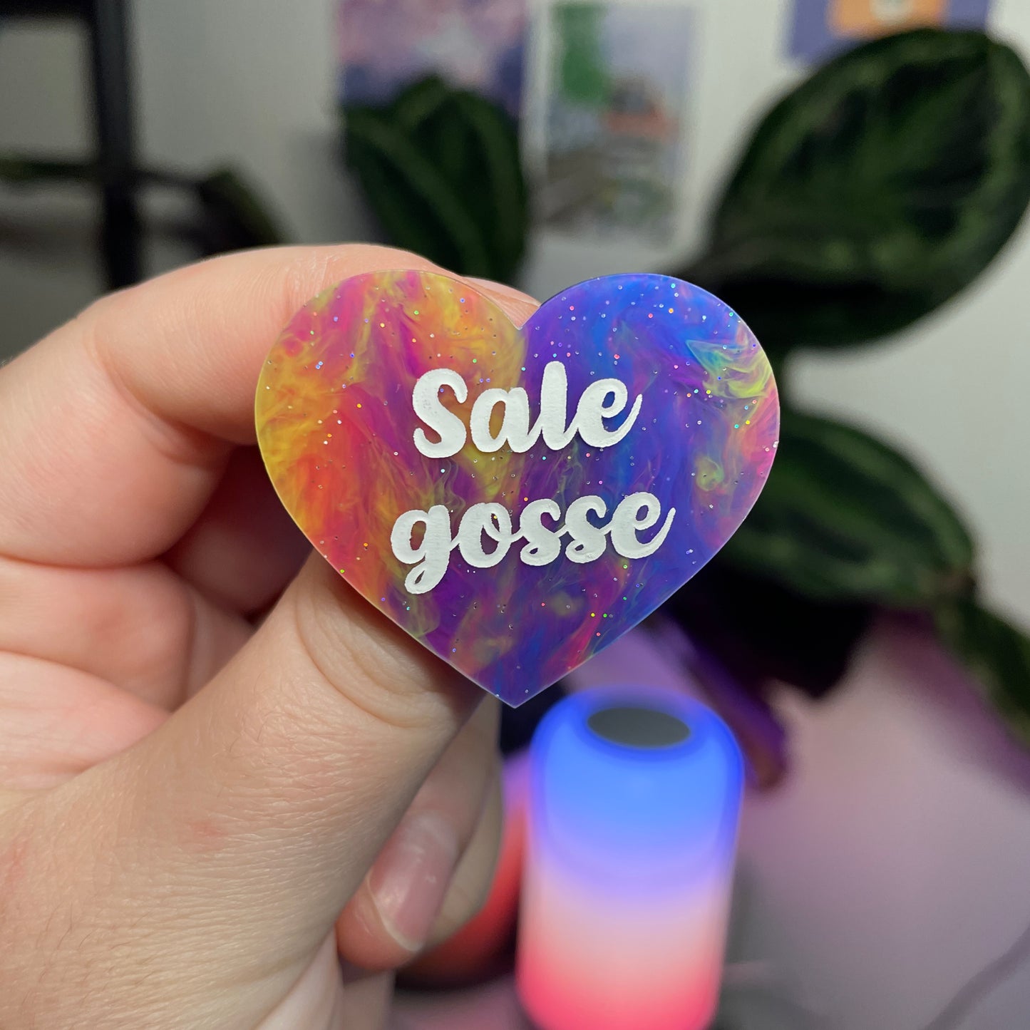 Broche "Sale gosse" en acrylique marbrée multicolore