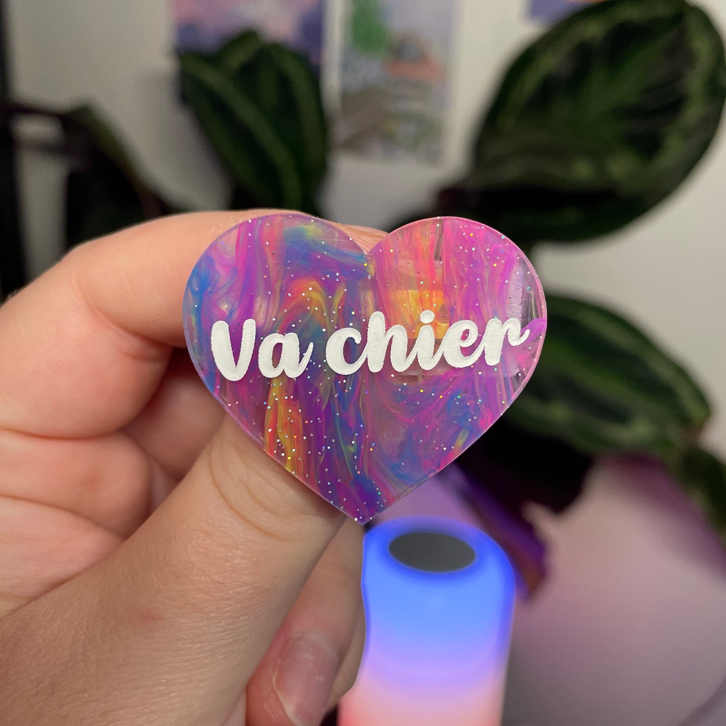Broche "Va chier" en acrylique marbrée multicolore