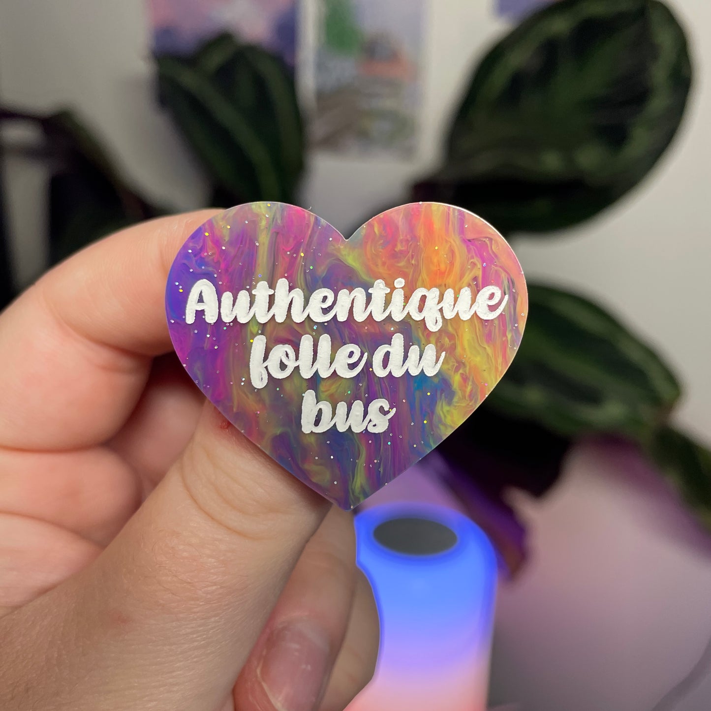 Broche "Authentique folle du bus" en acrylique marbrée multicolore