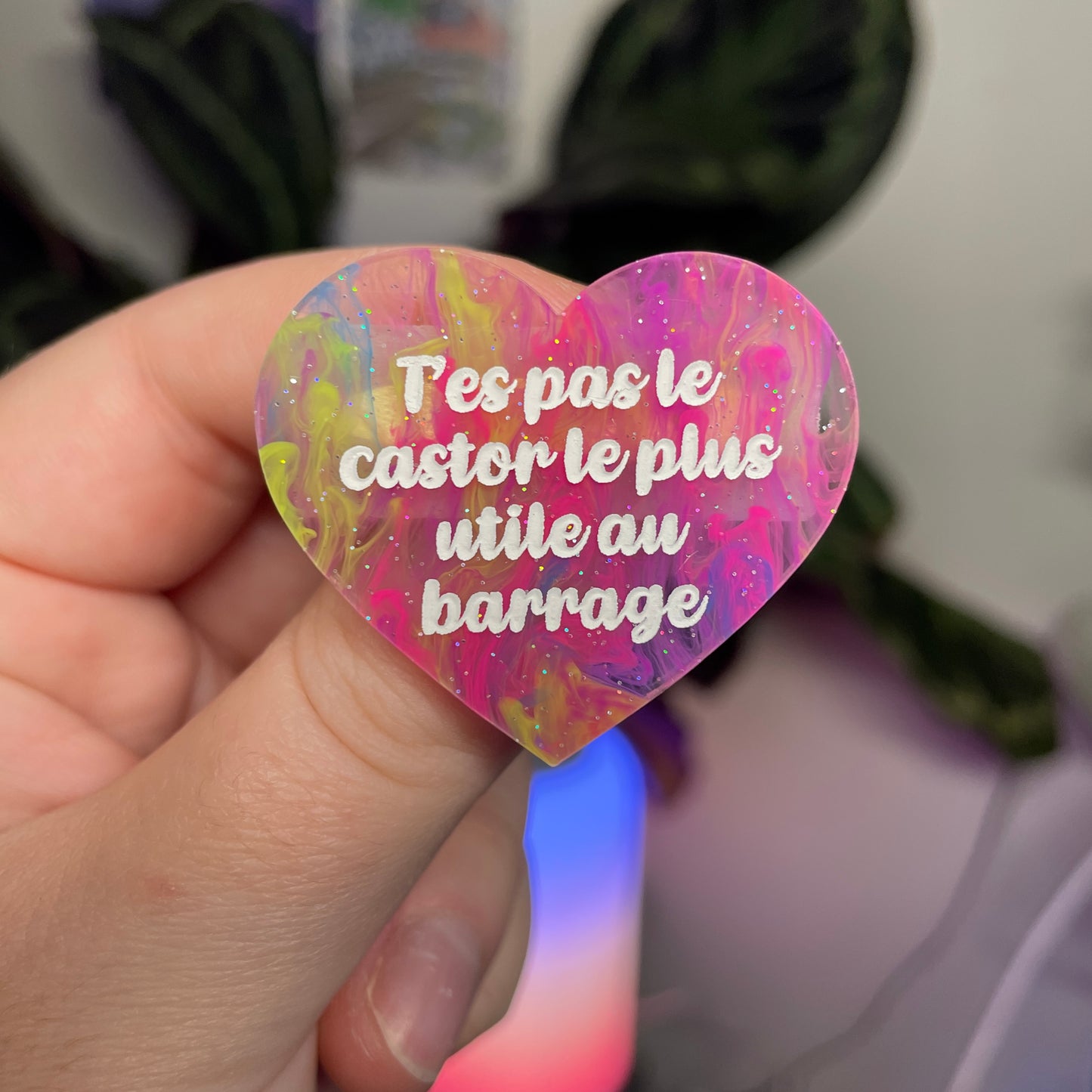 Broche "T'es pas le castor le plus utile au barrage" en acrylique marbrée multicolore