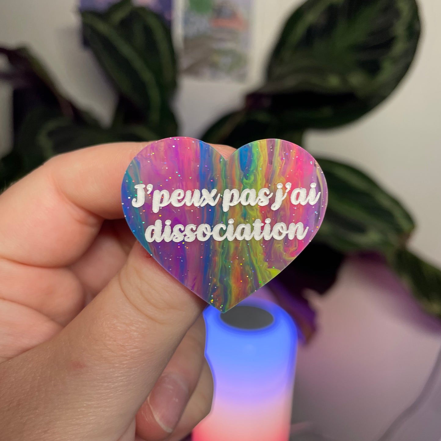 Broche "J'peux pas j'ai dissociation" en acrylique marbrée multicolore