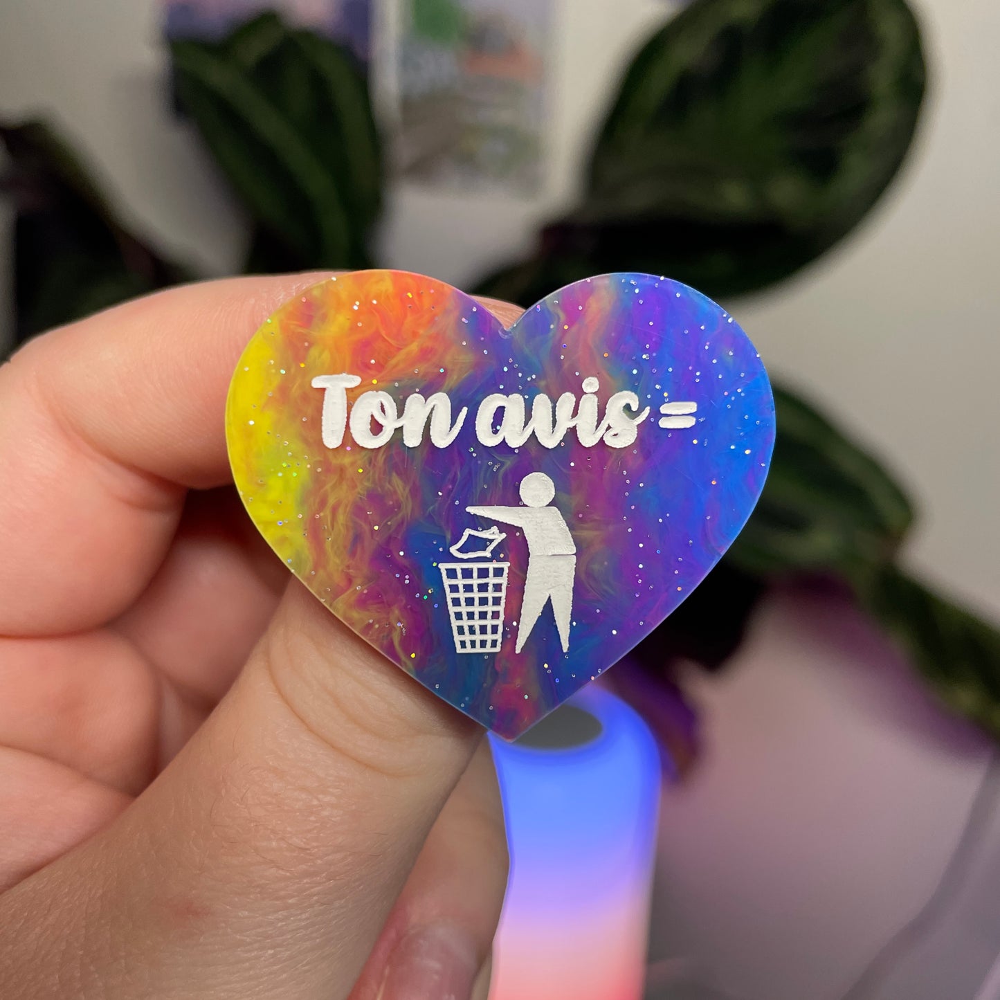 Broche "Ton avis = poubelle" en acrylique marbrée multicolore