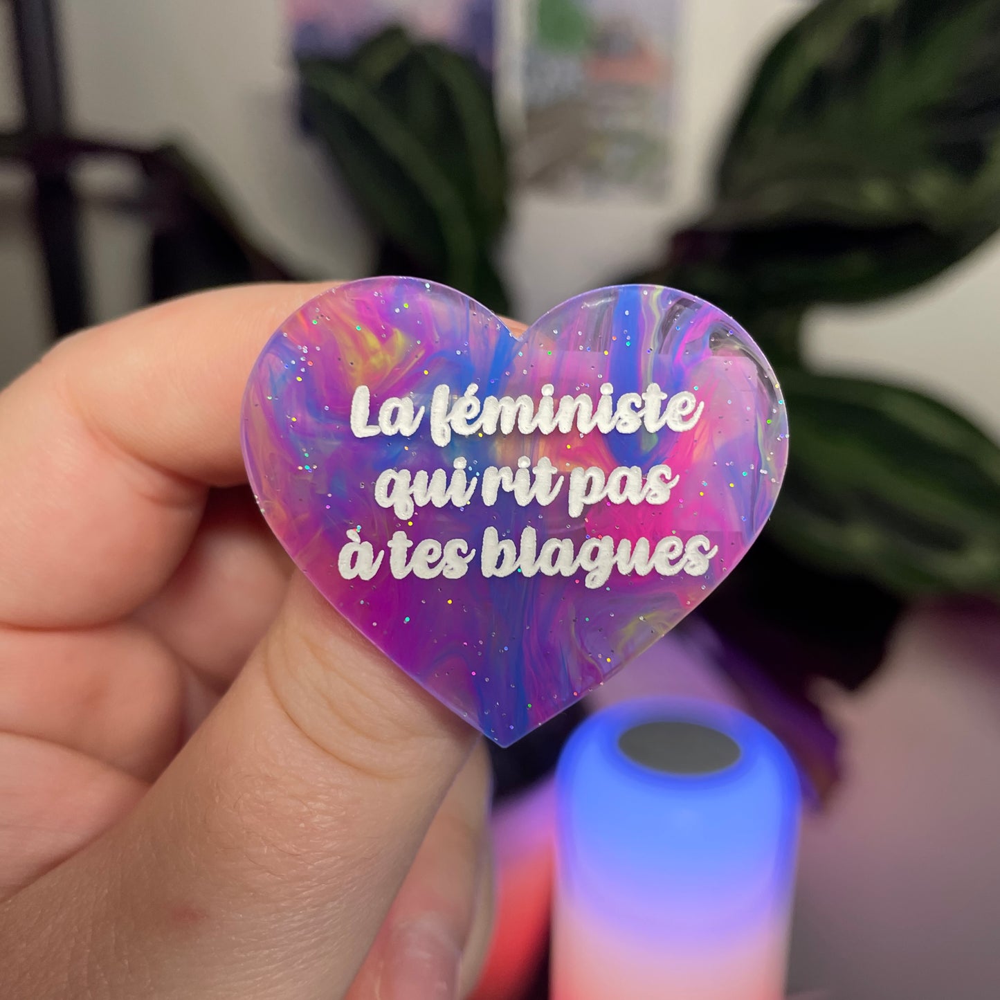 Broche "La féministe qui rit pas à tes blagues" en acrylique marbrée multicolore