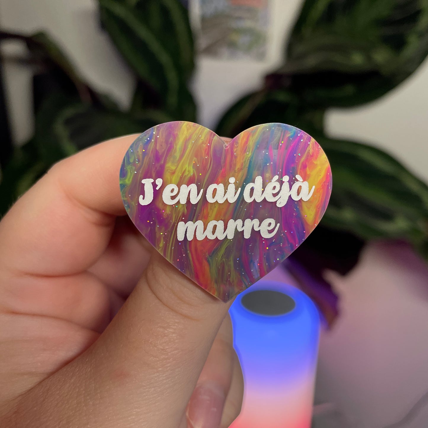 Broche "J'en ai déjà marre" en acrylique marbrée multicolore