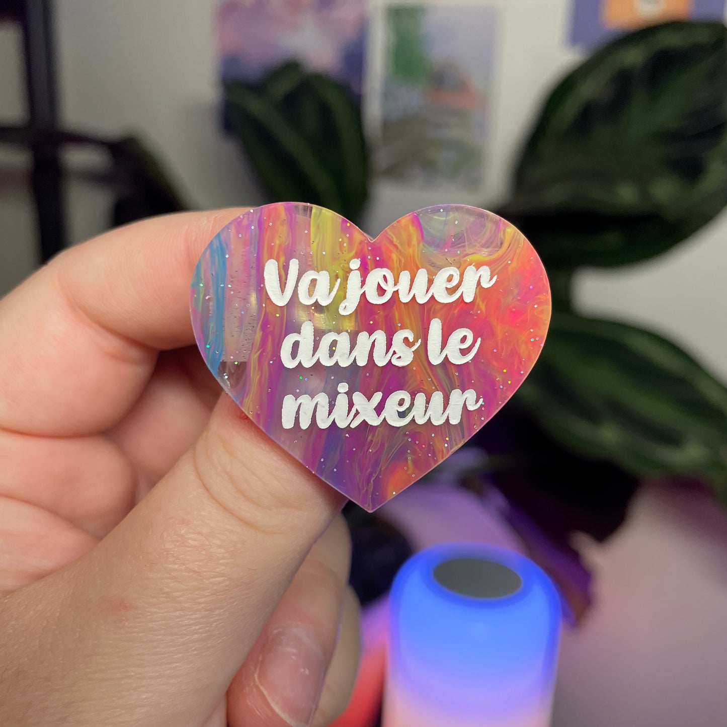 Broche "Va jouer dans le mixeur" en acrylique marbrée multicolore