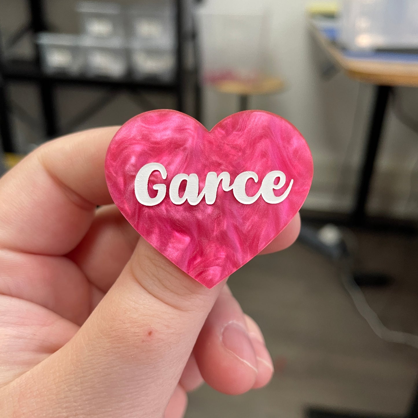 Broche "Garce" en acrylique marbrée rose