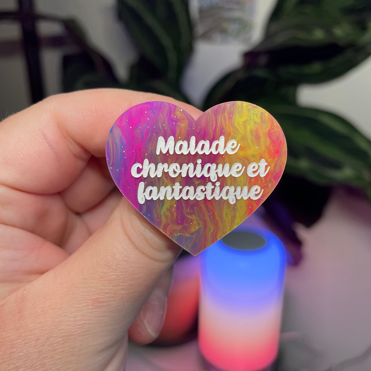 Broche "Malade chronique et fantastique" en acrylique marbrée multicolore