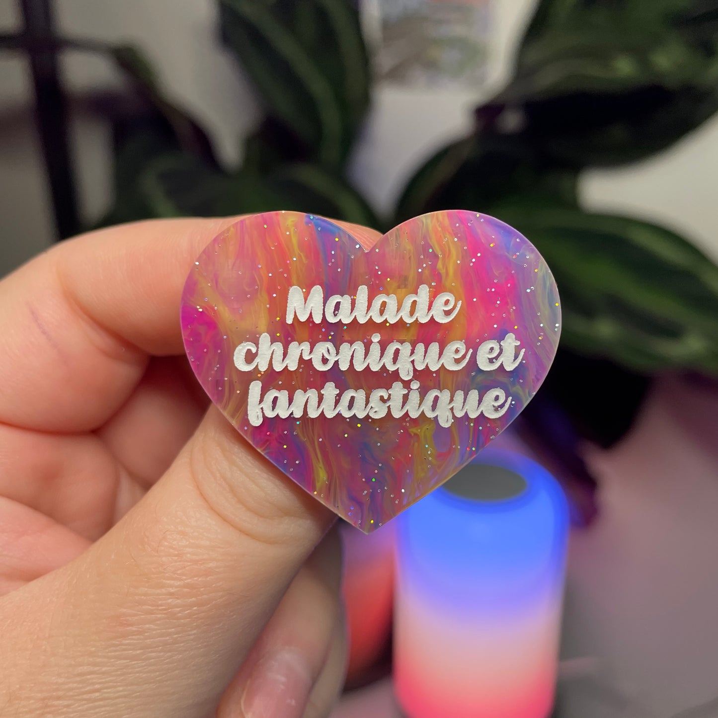 Broche "Malade chronique et fantastique" en acrylique marbrée multicolore