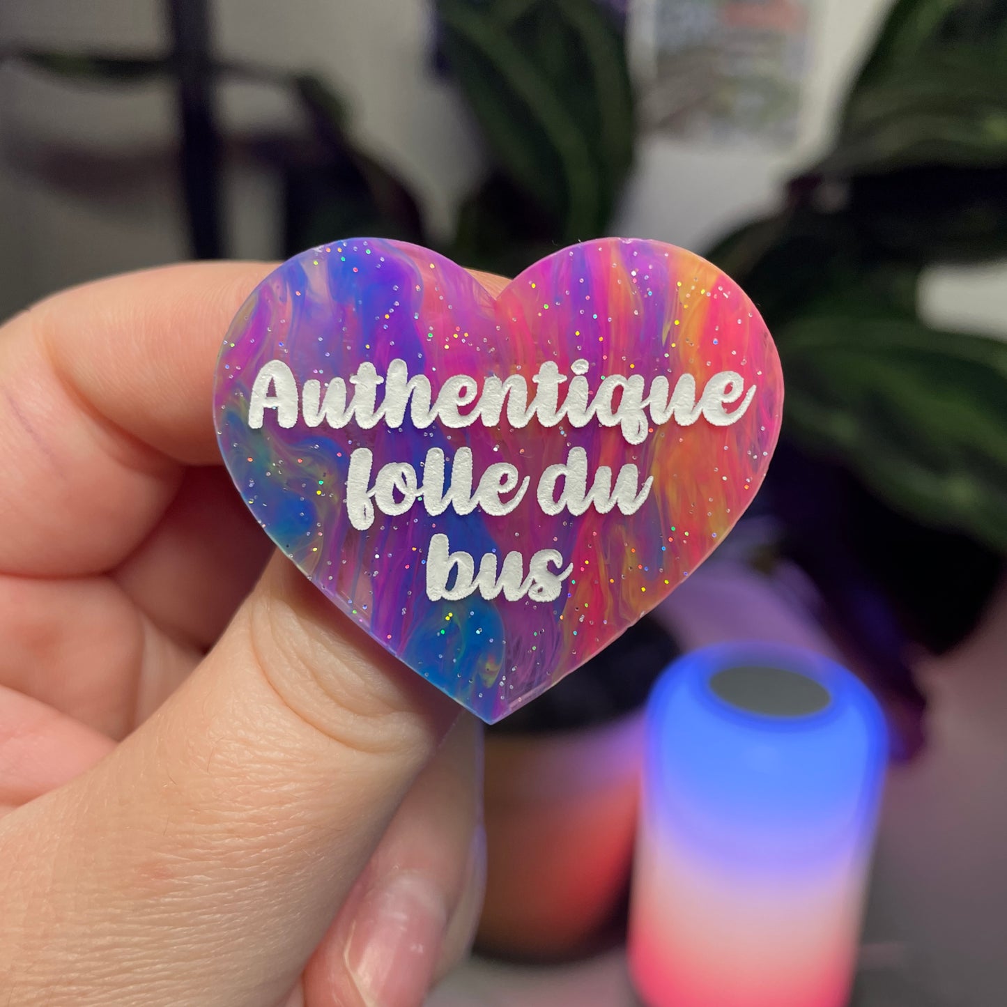 Broche "Authentique folle du bus" en acrylique marbrée multicolore