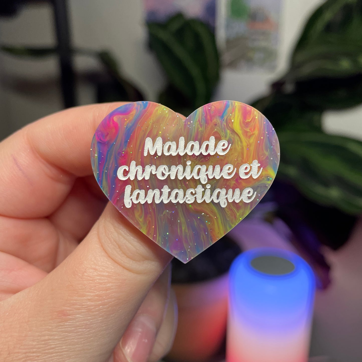 Broche "Malade chronique et fantastique" en acrylique marbrée multicolore