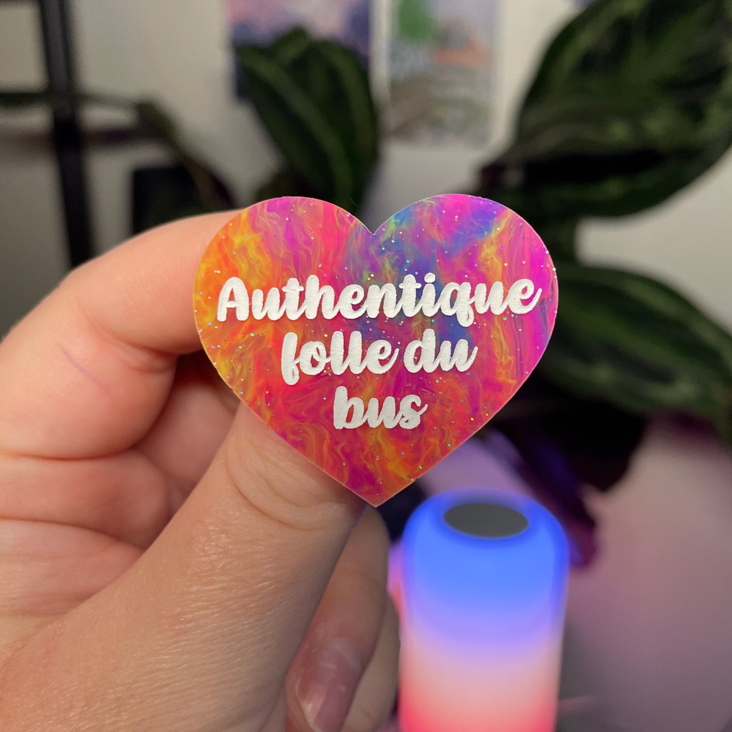 Broche "Authentique folle du bus" en acrylique marbrée multicolore