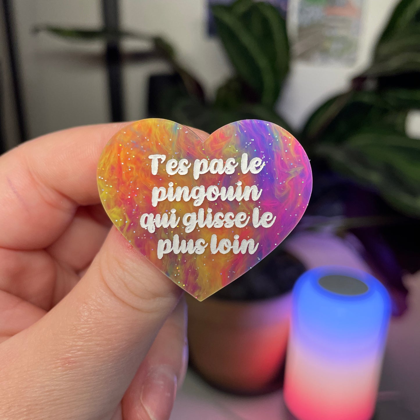 Broche "T'es pas le pingouin qui glisse le plus loin" en acrylique marbrée multicolore