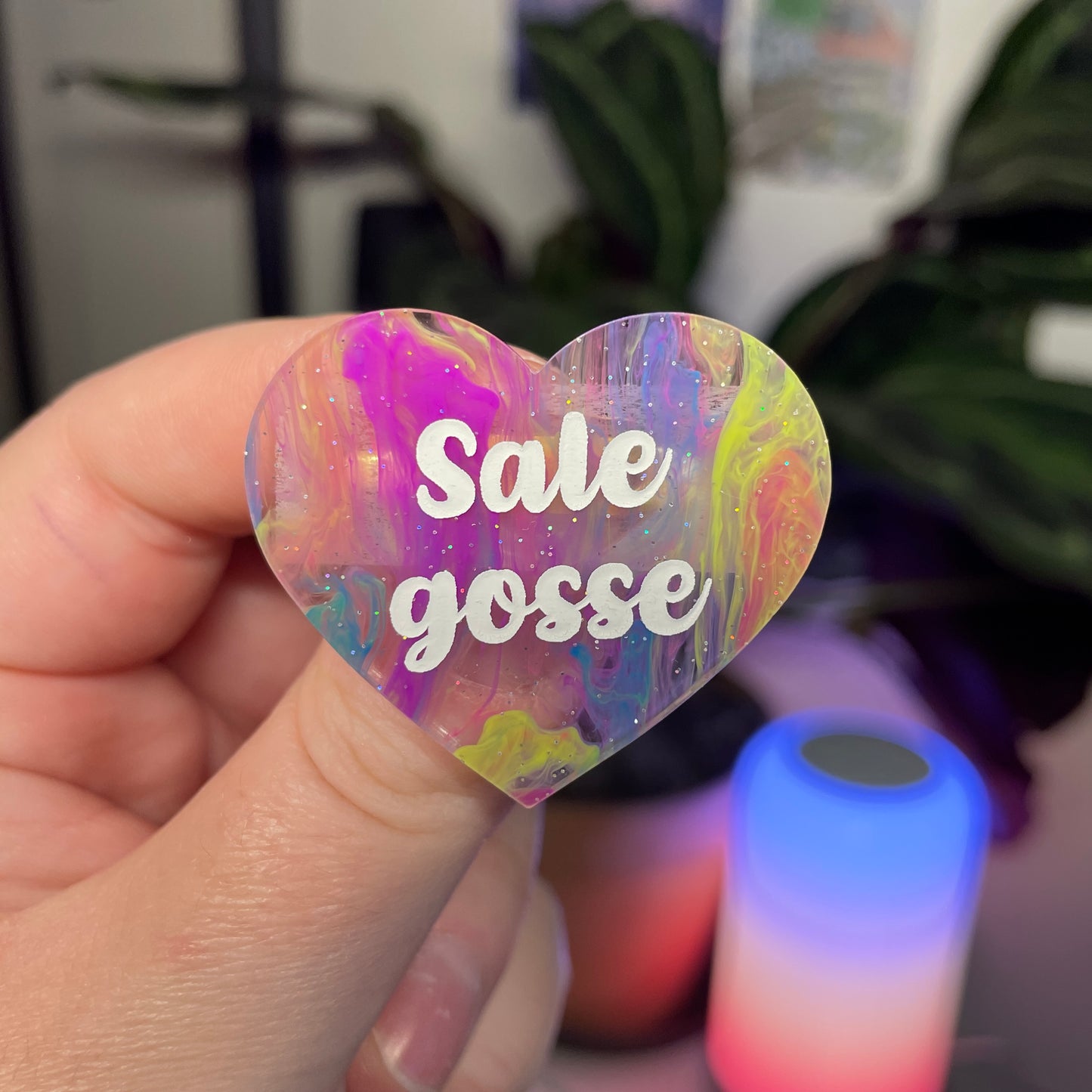Broche "Sale gosse" en acrylique marbrée multicolore