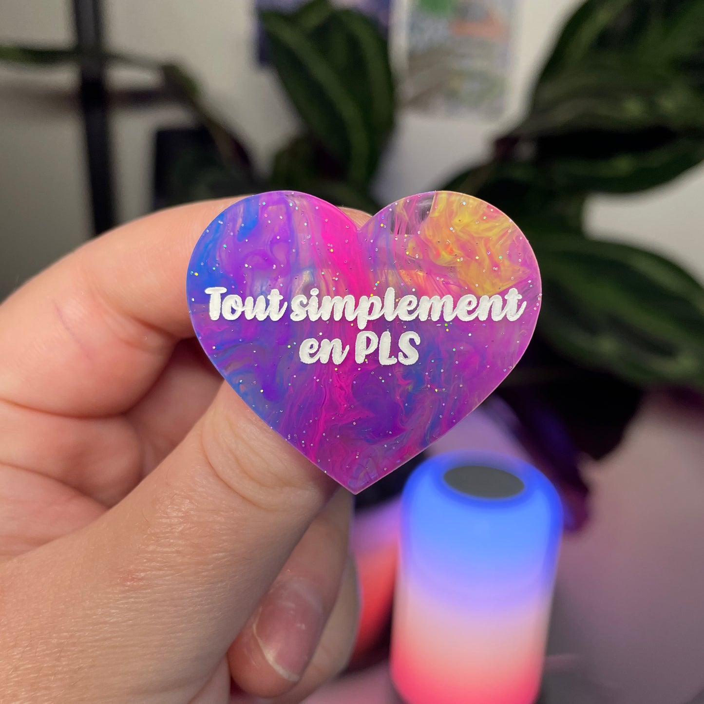 Broche "Tout simplement en PLS" en acrylique marbrée multicolore
