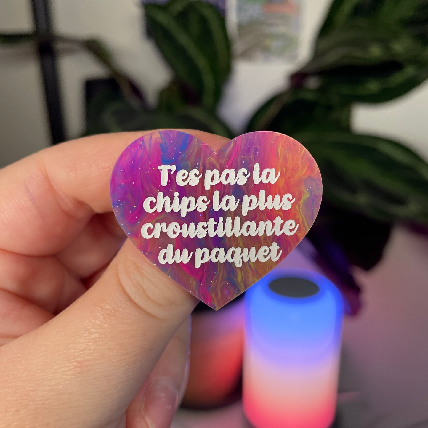 Broche "T'es pas la chips la plus croustillante du paquet" en acrylique marbrée multicolore
