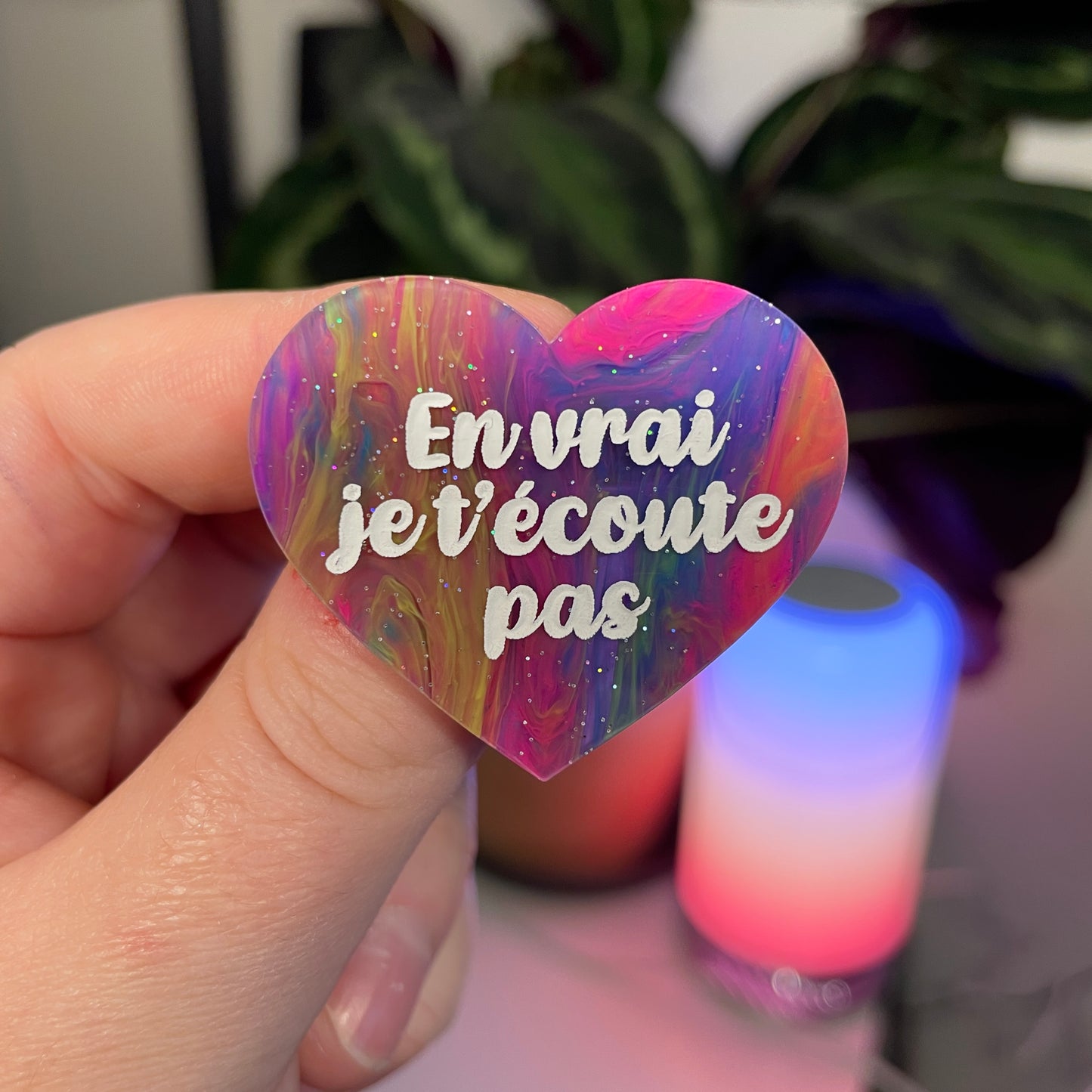 Broche "En vrai je t'écoute pas" en acrylique marbrée multicolore