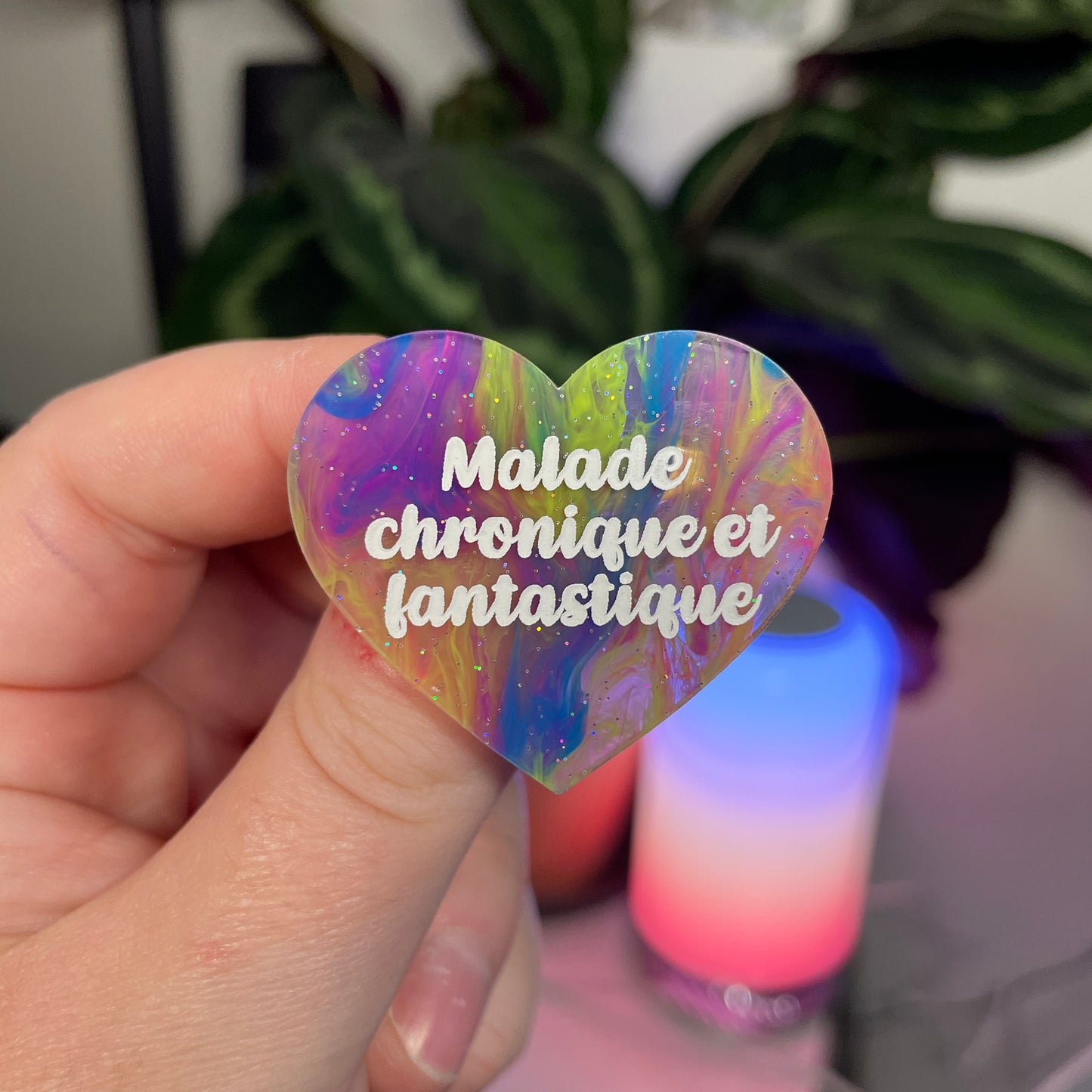 Broche "Malade chronique et fantastique" en acrylique marbrée multicolore