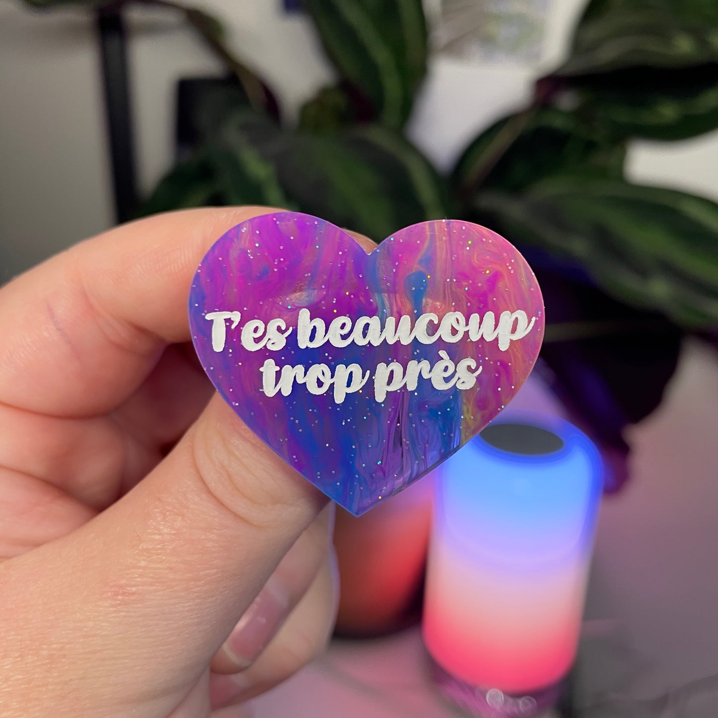 Broche "T'es beaucoup trop près" en acrylique marbrée multicolore