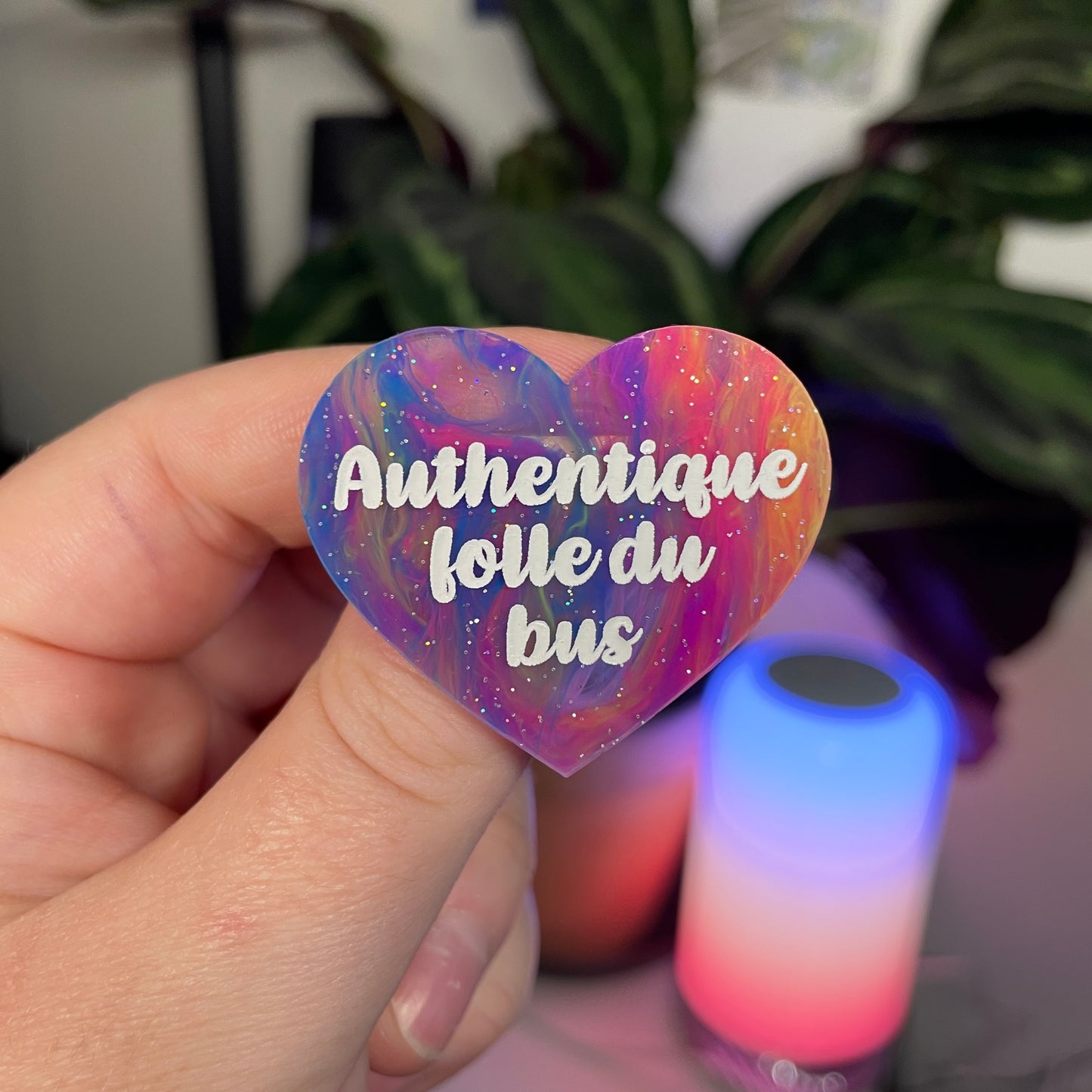 Broche "Authentique folle du bus" en acrylique marbrée multicolore