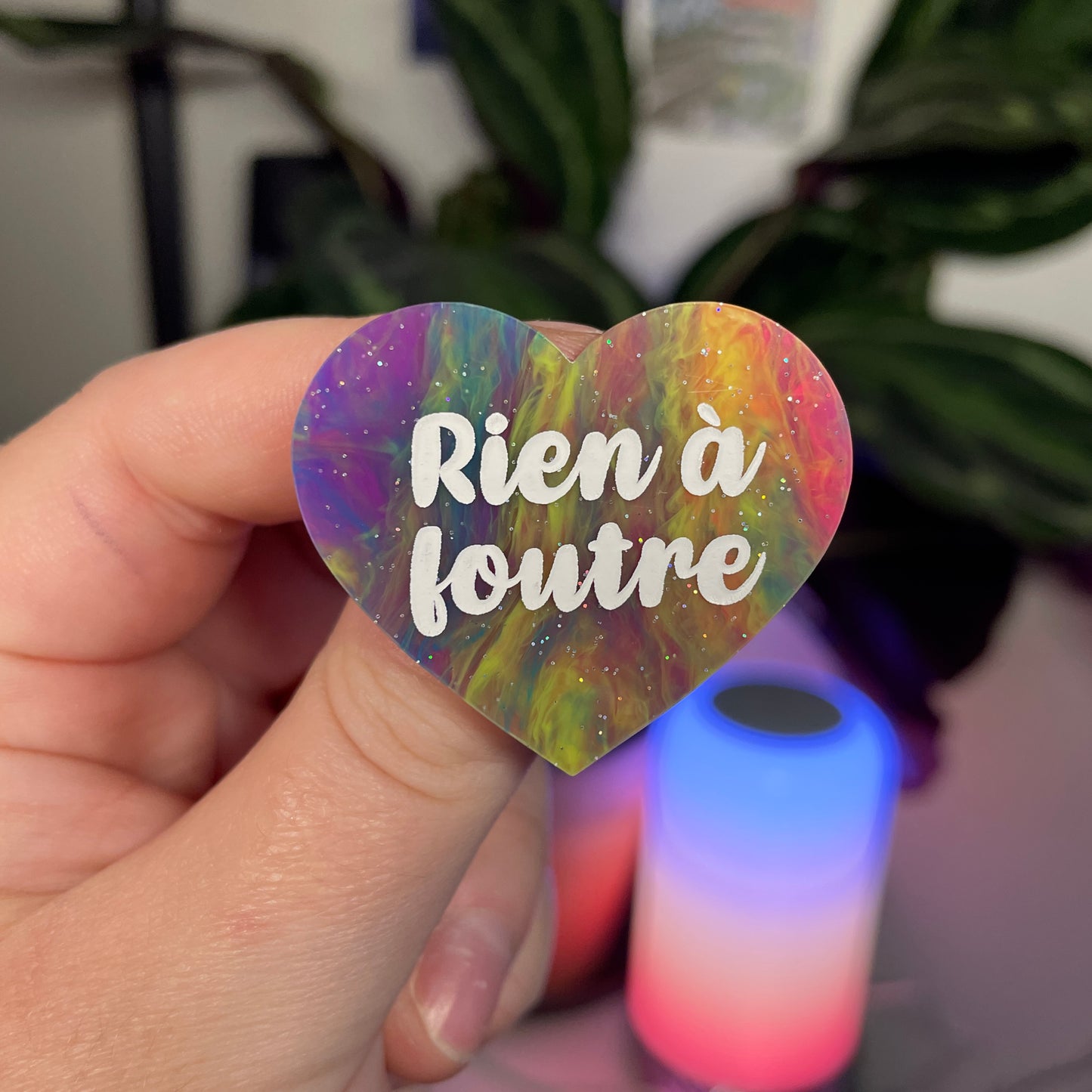 Broche "Rien à foutre" en acrylique marbrée multicolore
